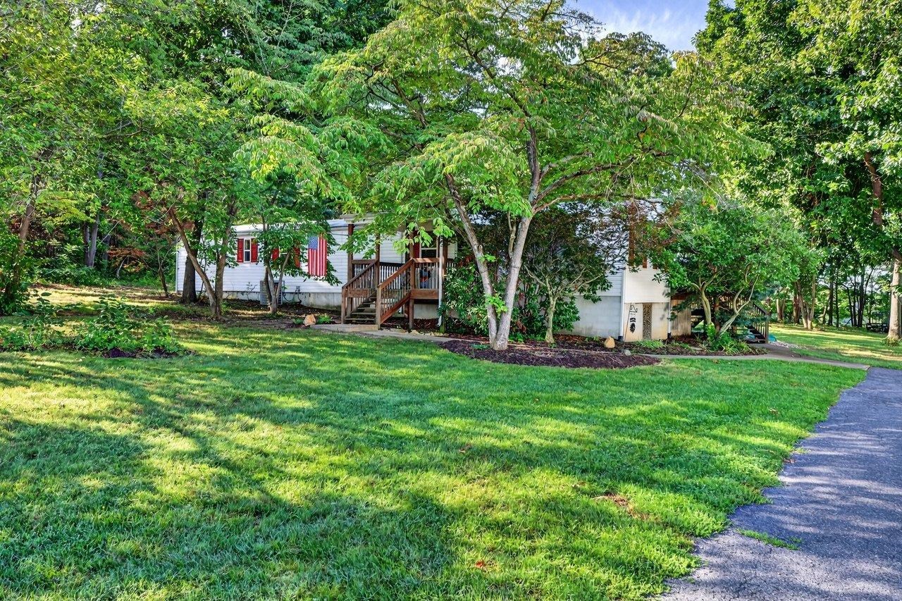 406 TRAYFOOT RD, GROTTOES, Virginia 24441, 3 Bedrooms Bedrooms, ,2 BathroomsBathrooms,Residential,406 TRAYFOOT RD,681141 MLS # 681141