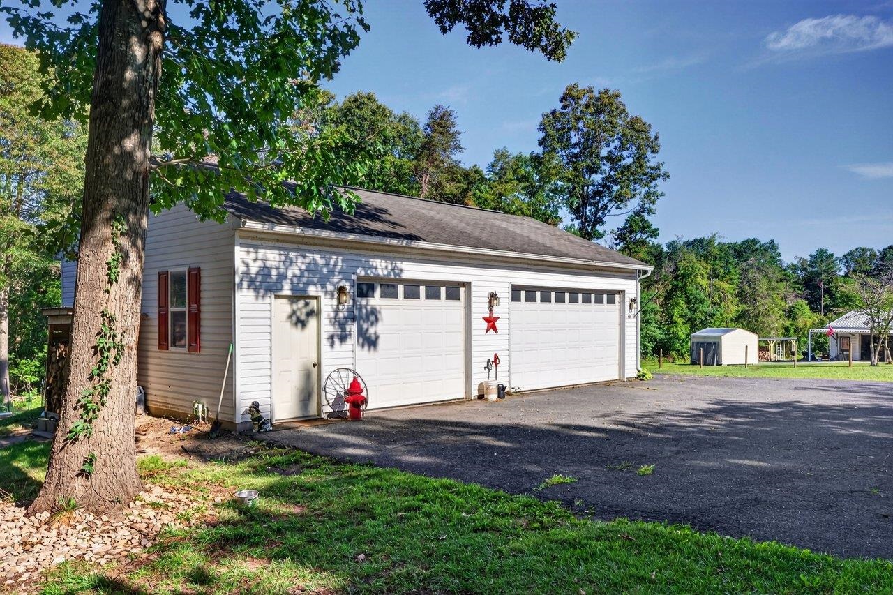 406 TRAYFOOT RD, GROTTOES, Virginia 24441, 3 Bedrooms Bedrooms, ,2 BathroomsBathrooms,Residential,406 TRAYFOOT RD,681141 MLS # 681141