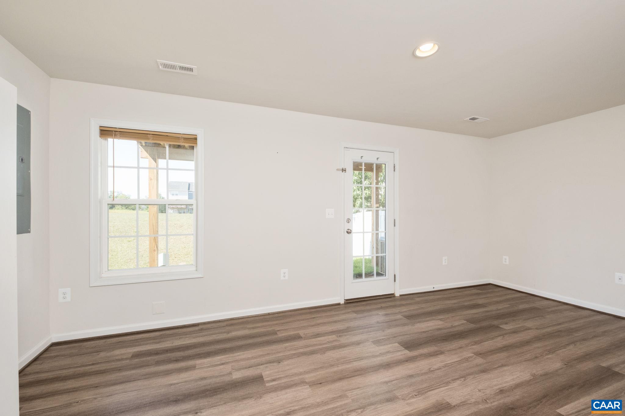 Bonus/Rec Room with exterior access to the backyard