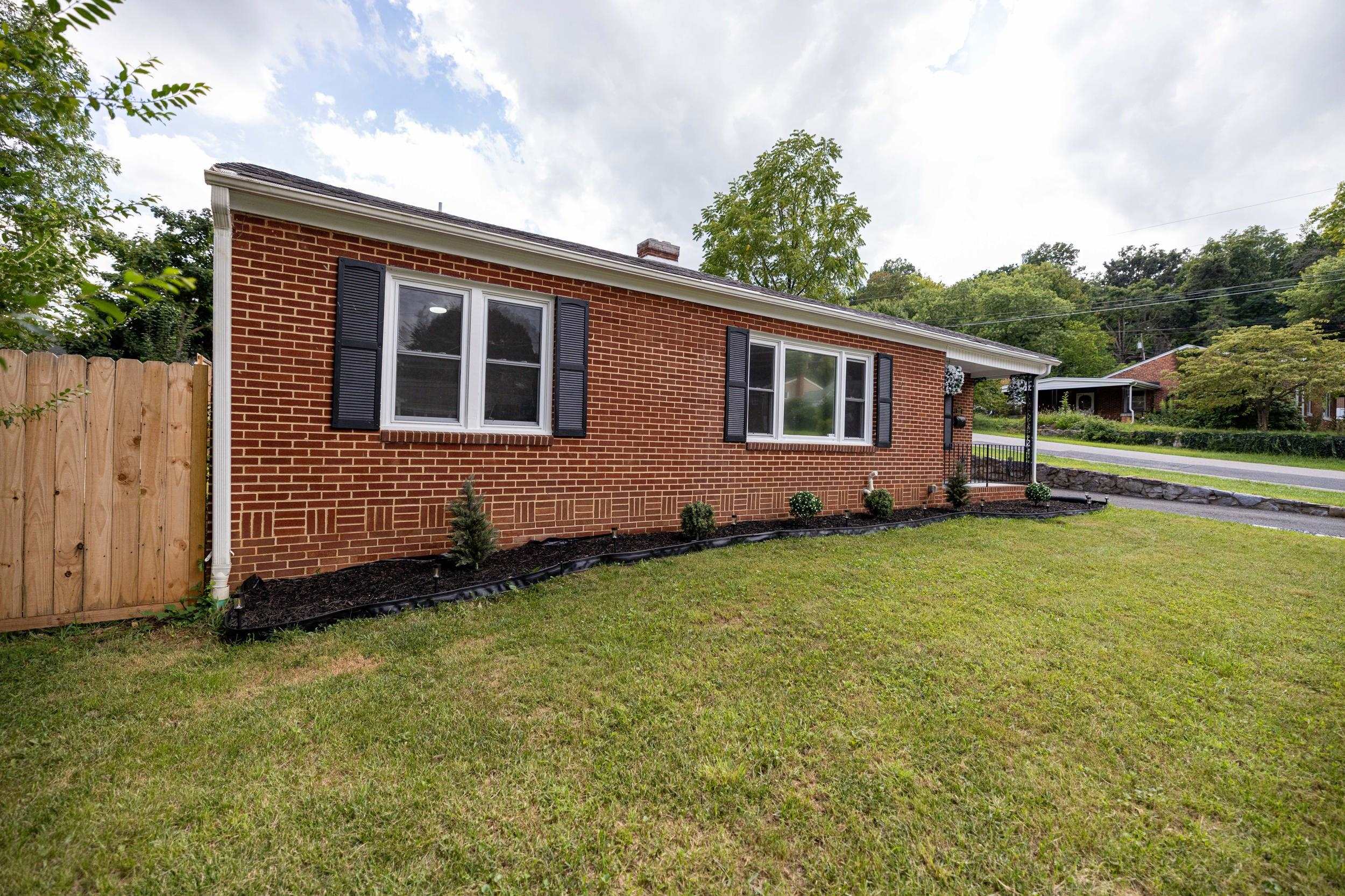 727 CHERRY HILL DR, STAUNTON, Virginia 24401, 3 Bedrooms Bedrooms, ,2 BathroomsBathrooms,Residential,727 CHERRY HILL DR,680922 MLS # 680922