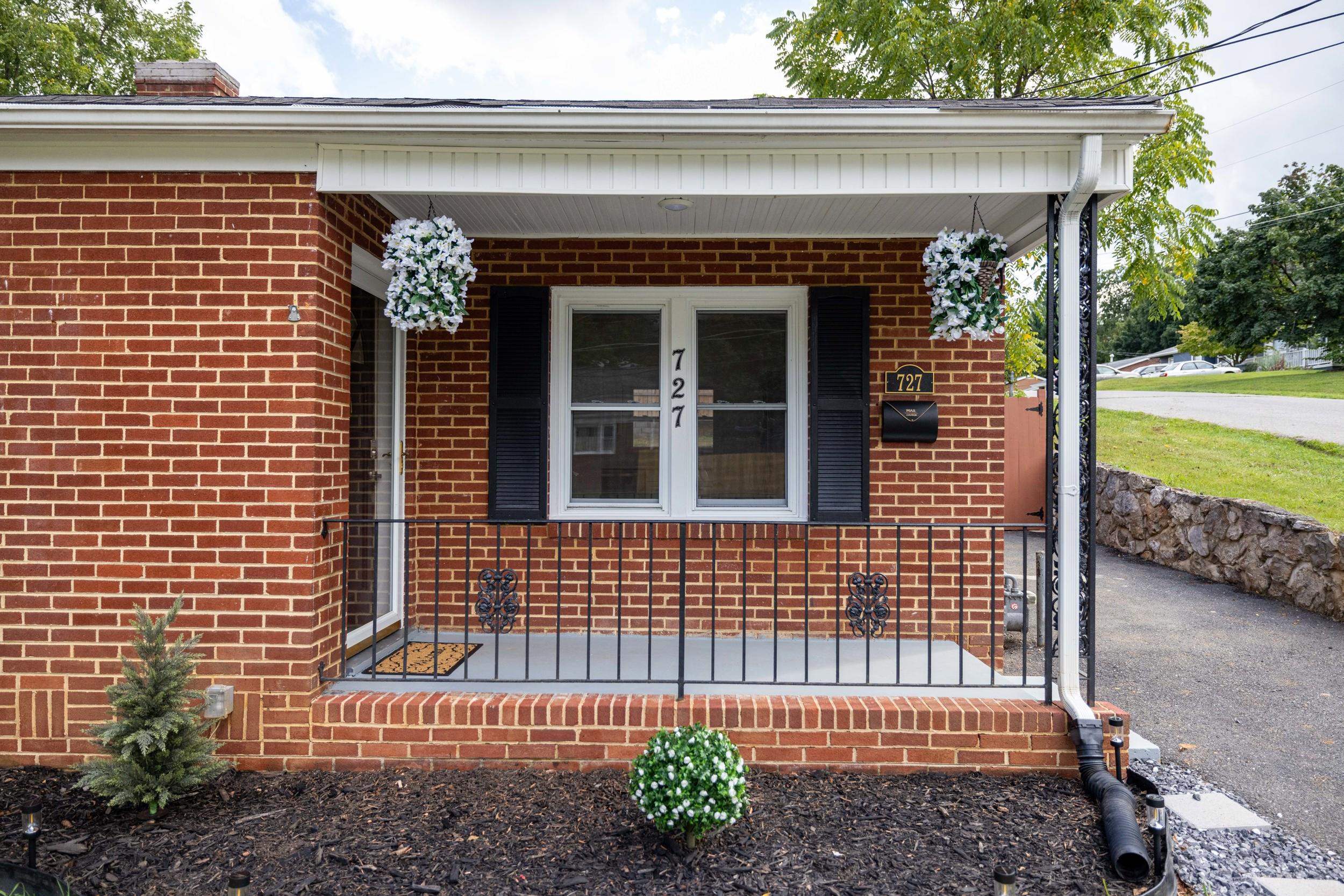 727 CHERRY HILL DR, STAUNTON, Virginia 24401, 3 Bedrooms Bedrooms, ,2 BathroomsBathrooms,Residential,727 CHERRY HILL DR,680922 MLS # 680922