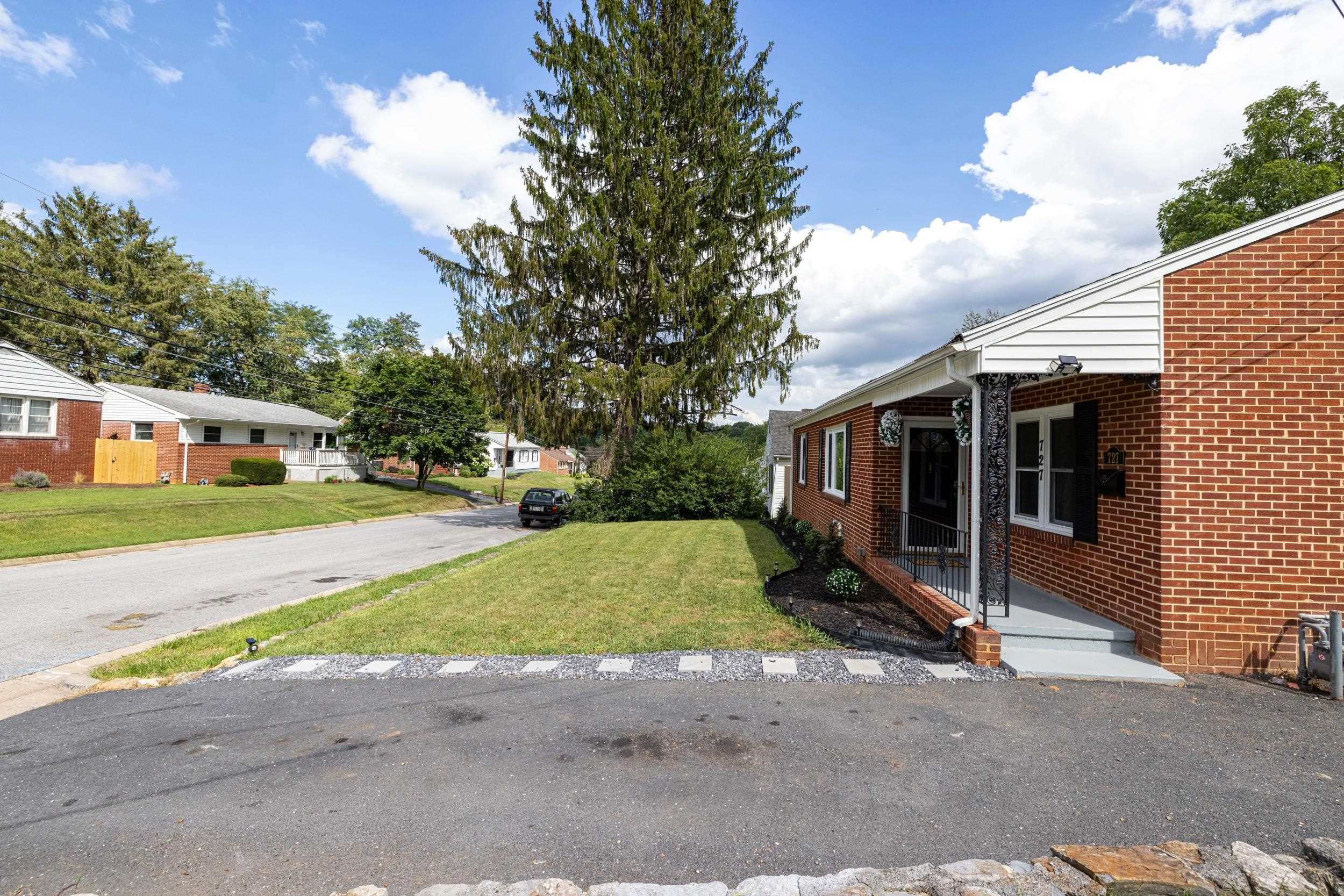 727 CHERRY HILL DR, STAUNTON, Virginia 24401, 3 Bedrooms Bedrooms, ,2 BathroomsBathrooms,Residential,727 CHERRY HILL DR,680922 MLS # 680922