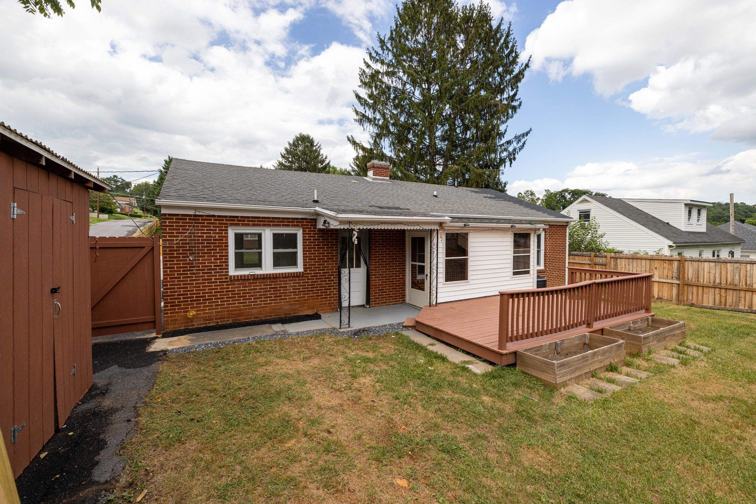727 CHERRY HILL DR, STAUNTON, Virginia 24401, 3 Bedrooms Bedrooms, ,2 BathroomsBathrooms,Residential,727 CHERRY HILL DR,680922 MLS # 680922