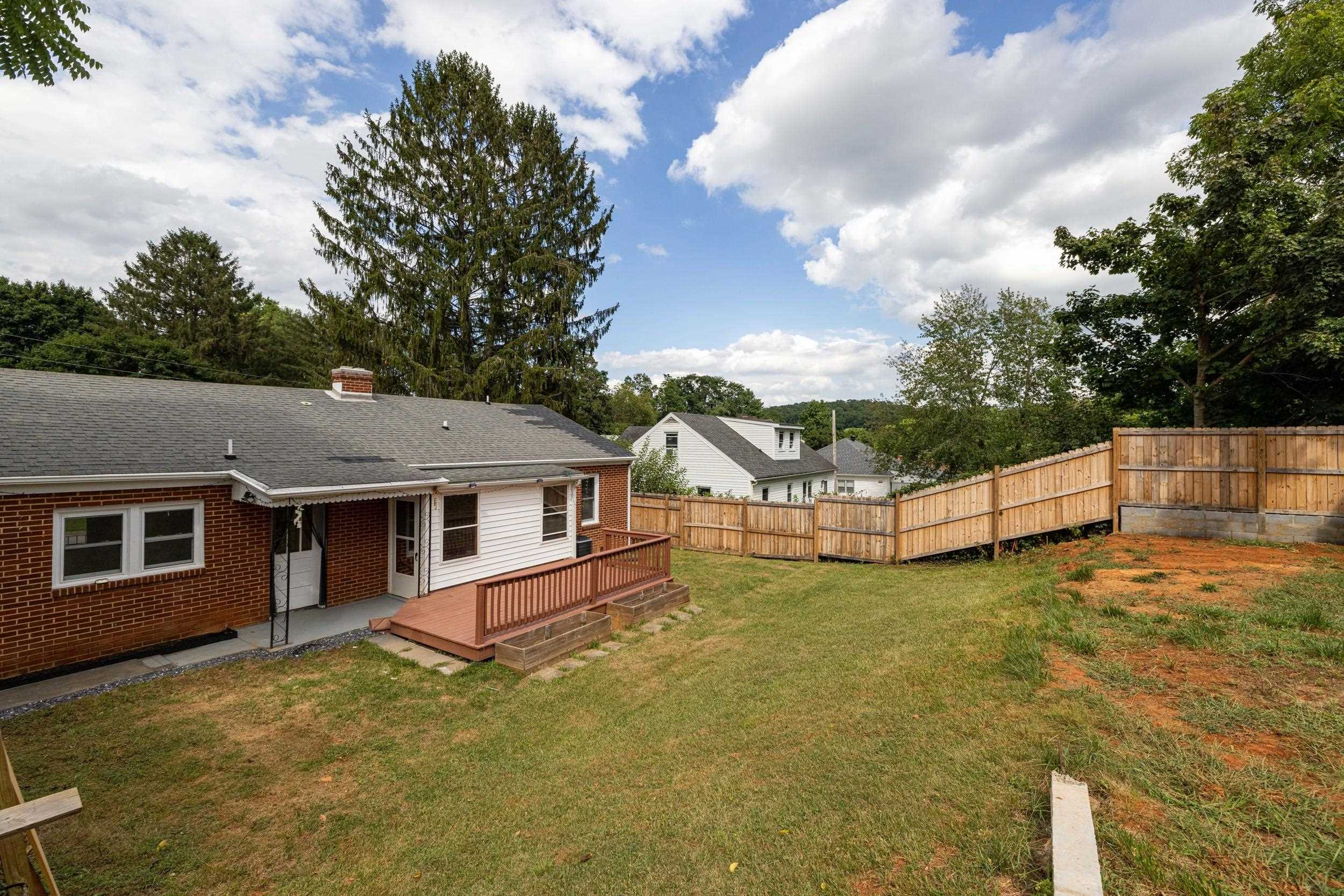 727 CHERRY HILL DR, STAUNTON, Virginia 24401, 3 Bedrooms Bedrooms, ,2 BathroomsBathrooms,Residential,727 CHERRY HILL DR,680922 MLS # 680922