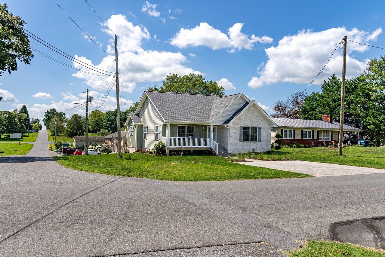 320 EIGHTH AVE, LURAY, Virginia 22835, 3 Bedrooms Bedrooms, ,2 BathroomsBathrooms,Residential,320 EIGHTH AVE,680936 MLS # 680936