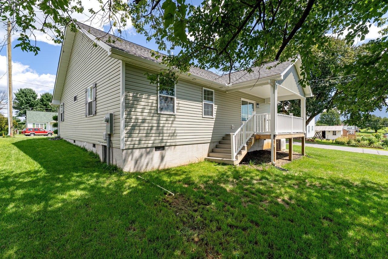 320 EIGHTH AVE, LURAY, Virginia 22835, 3 Bedrooms Bedrooms, ,2 BathroomsBathrooms,Residential,320 EIGHTH AVE,680936 MLS # 680936