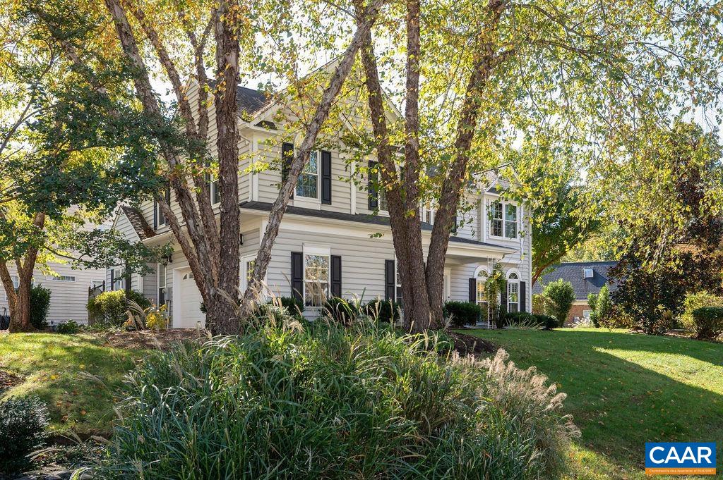 Home is walking distance to neighborhood tennis courts. Other Dunlora amenities include clubhouse, fitness room, pool, playground and access to walking trails.