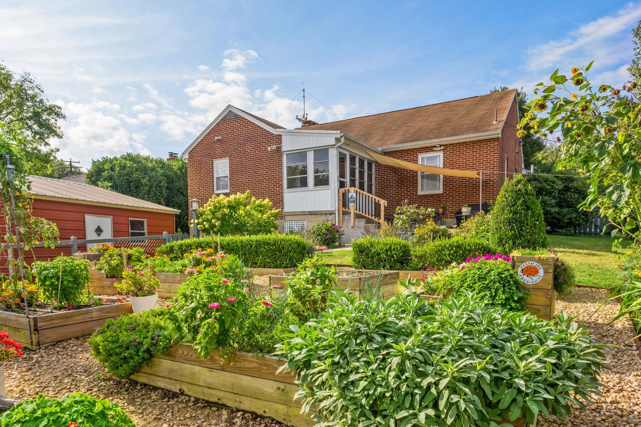 415 CARTER ST, STAUNTON, Virginia 24401, 3 Bedrooms Bedrooms, ,2 BathroomsBathrooms,Residential,415 CARTER ST,681191 MLS # 681191 415 CARTER ST, STAUNTON, Virginia 24401, 3 Bedrooms Bedrooms, ,2 BathroomsBathrooms,Residential,415 CARTER ST,681191 MLS # 681191