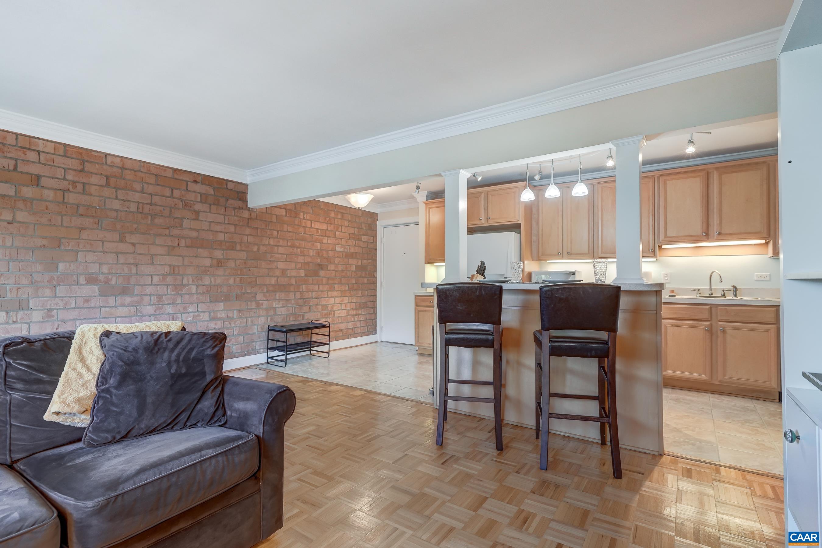 Breakfast bar in the kitchen. Breakfast bar in the kitchen.