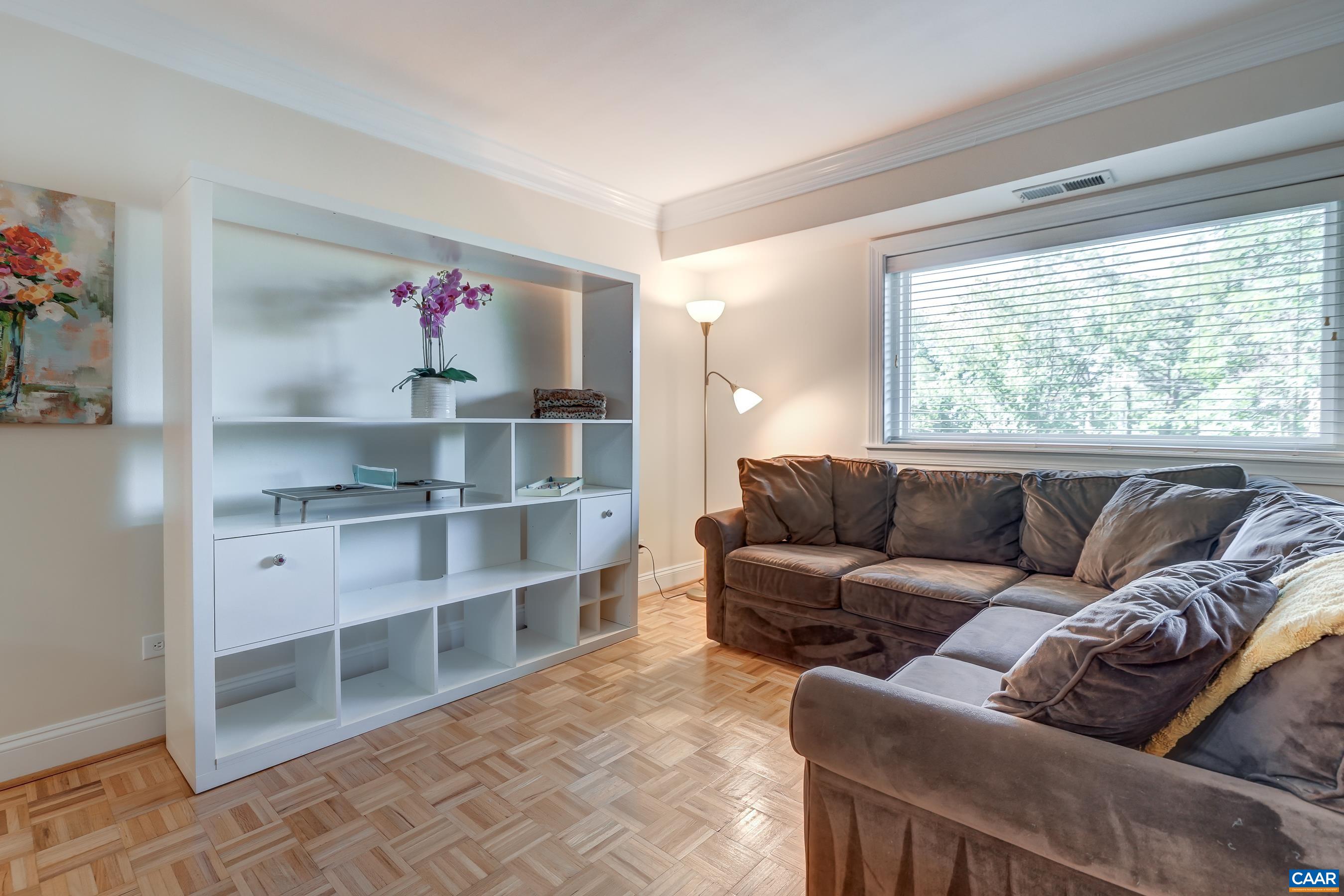 Light-filled living room. Sofa and bookcase convey! Light-filled living room. Sofa and bookcase convey!