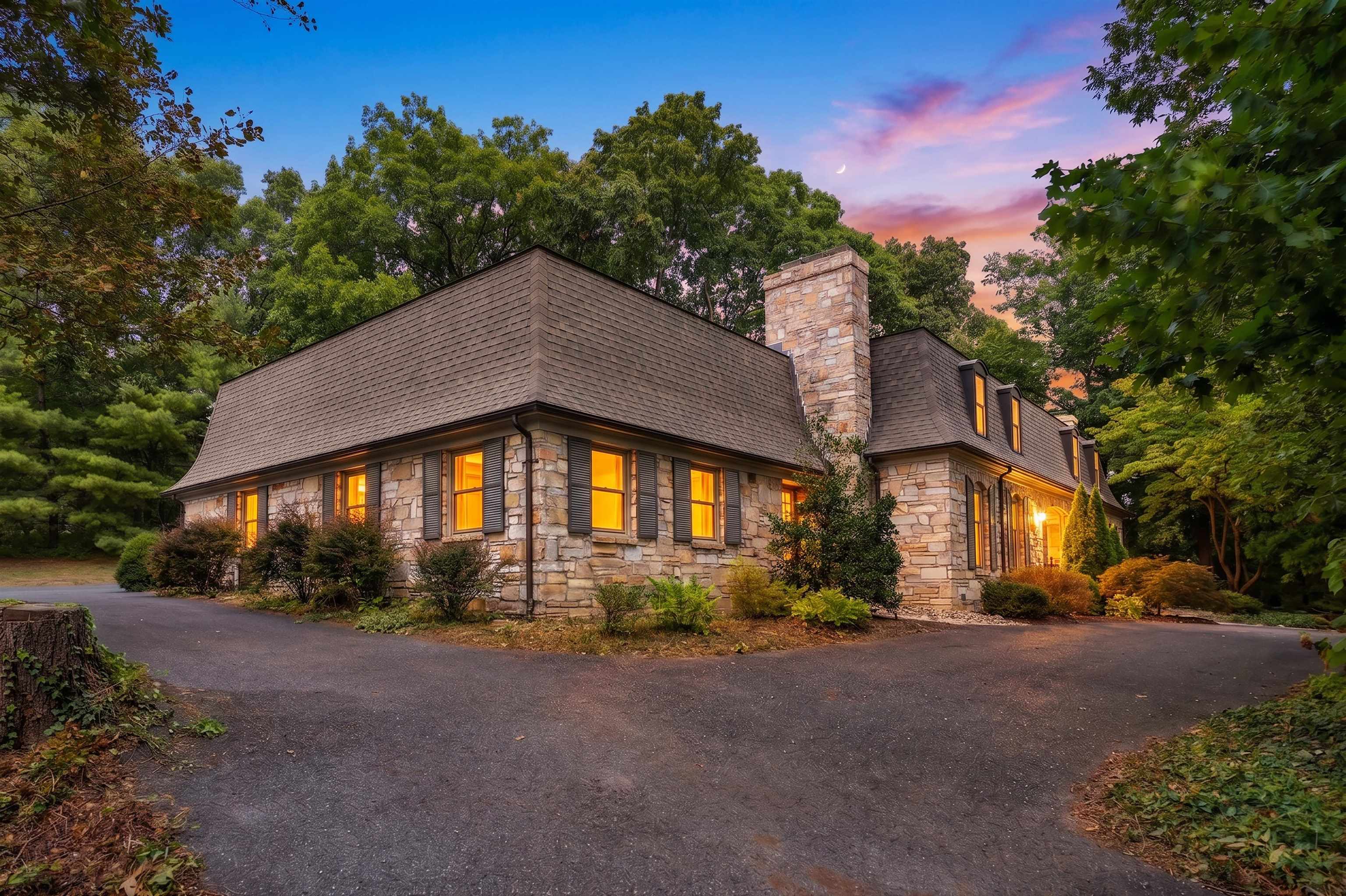 890 BLUE RIDGE DR, STAUNTON, Virginia 24401, 6 Bedrooms Bedrooms, ,5 BathroomsBathrooms,Residential,890 BLUE RIDGE DR,681238 MLS # 681238