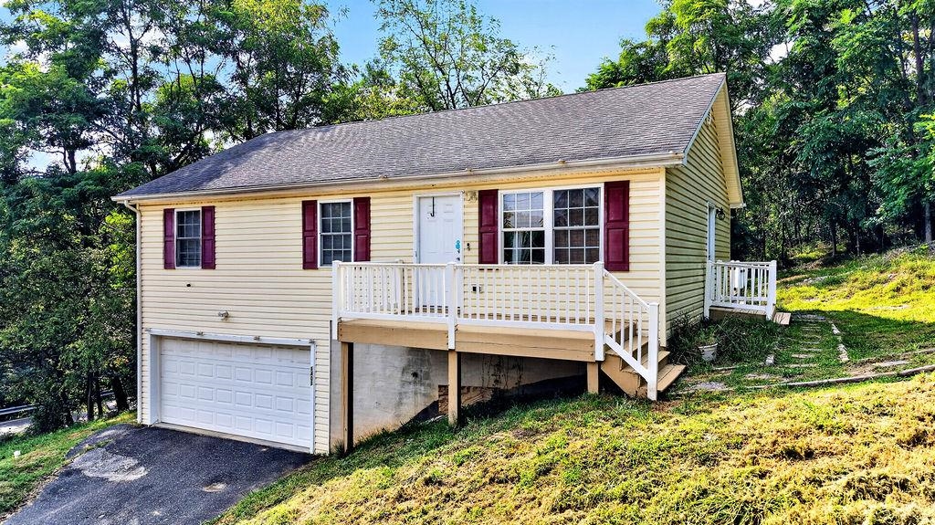 1401 STUART ST, STAUNTON, Virginia 24401, 3 Bedrooms Bedrooms, ,2 BathroomsBathrooms,Residential,1401 STUART ST,681241 MLS # 681241