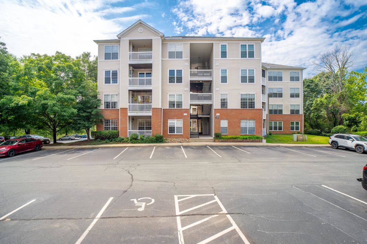 300 RIVERBEND DR, CHARLOTTESVILLE, Virginia 22902, 2 Bedrooms Bedrooms, ,2 BathroomsBathrooms,Residential,300 RIVERBEND DR,681245 MLS # 681245 300 RIVERBEND DR, CHARLOTTESVILLE, Virginia 22902, 2 Bedrooms Bedrooms, ,2 BathroomsBathrooms,Residential,300 RIVERBEND DR,681245 MLS # 681245