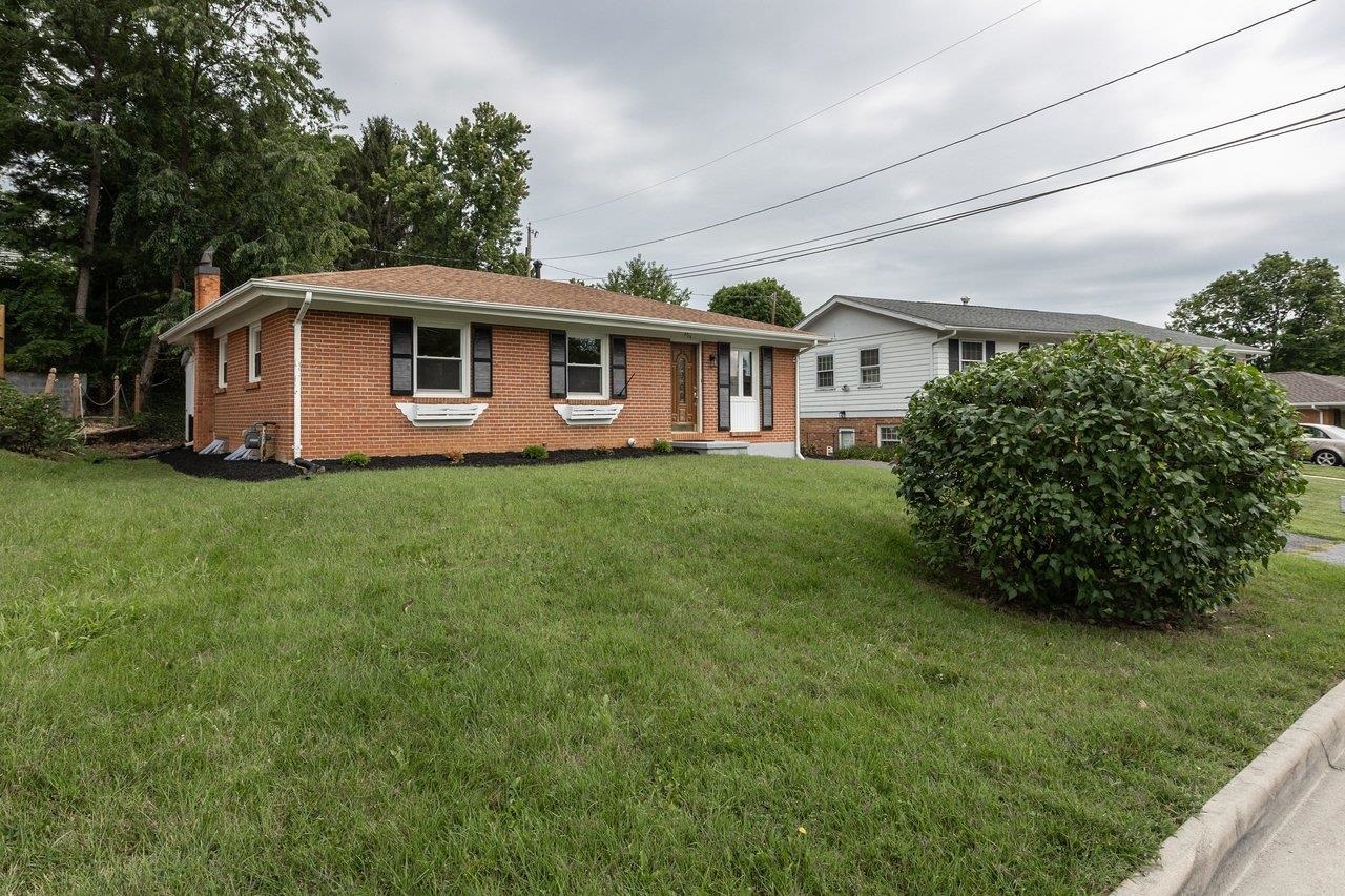 204 THOMAS ST, STAUNTON, Virginia 24401, 3 Bedrooms Bedrooms, ,1 BathroomBathrooms,Residential,204 THOMAS ST,680789 MLS # 680789 204 THOMAS ST, STAUNTON, Virginia 24401, 3 Bedrooms Bedrooms, ,1 BathroomBathrooms,Residential,204 THOMAS ST,680789 MLS # 680789