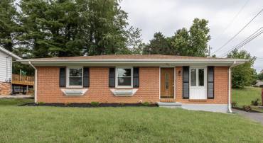 204 THOMAS ST, STAUNTON, Virginia 24401, 3 Bedrooms Bedrooms, ,1 BathroomBathrooms,Residential,204 THOMAS ST,680789 MLS # 680789