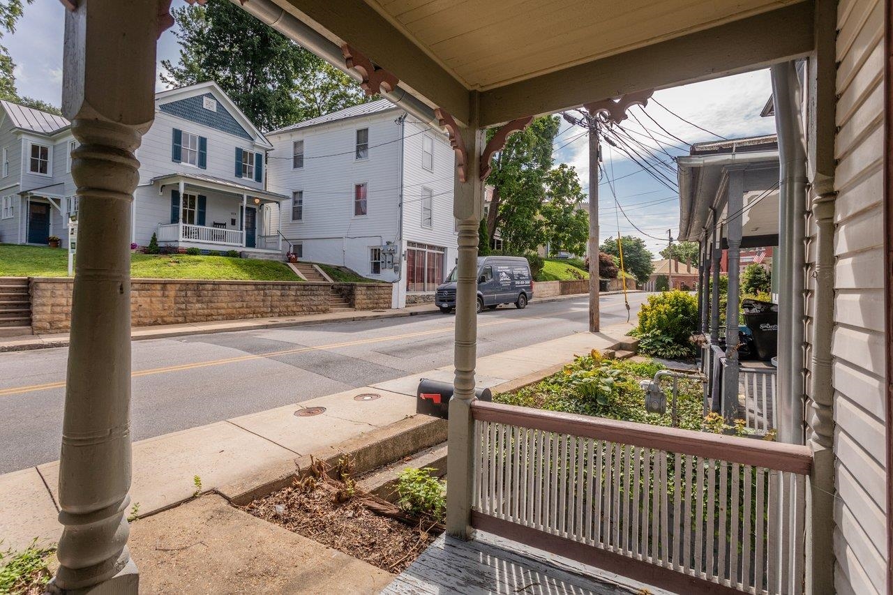940 W BEVERLEY ST, STAUNTON, Virginia 24401, ,Residential,940 W BEVERLEY ST,679564 MLS # 679564