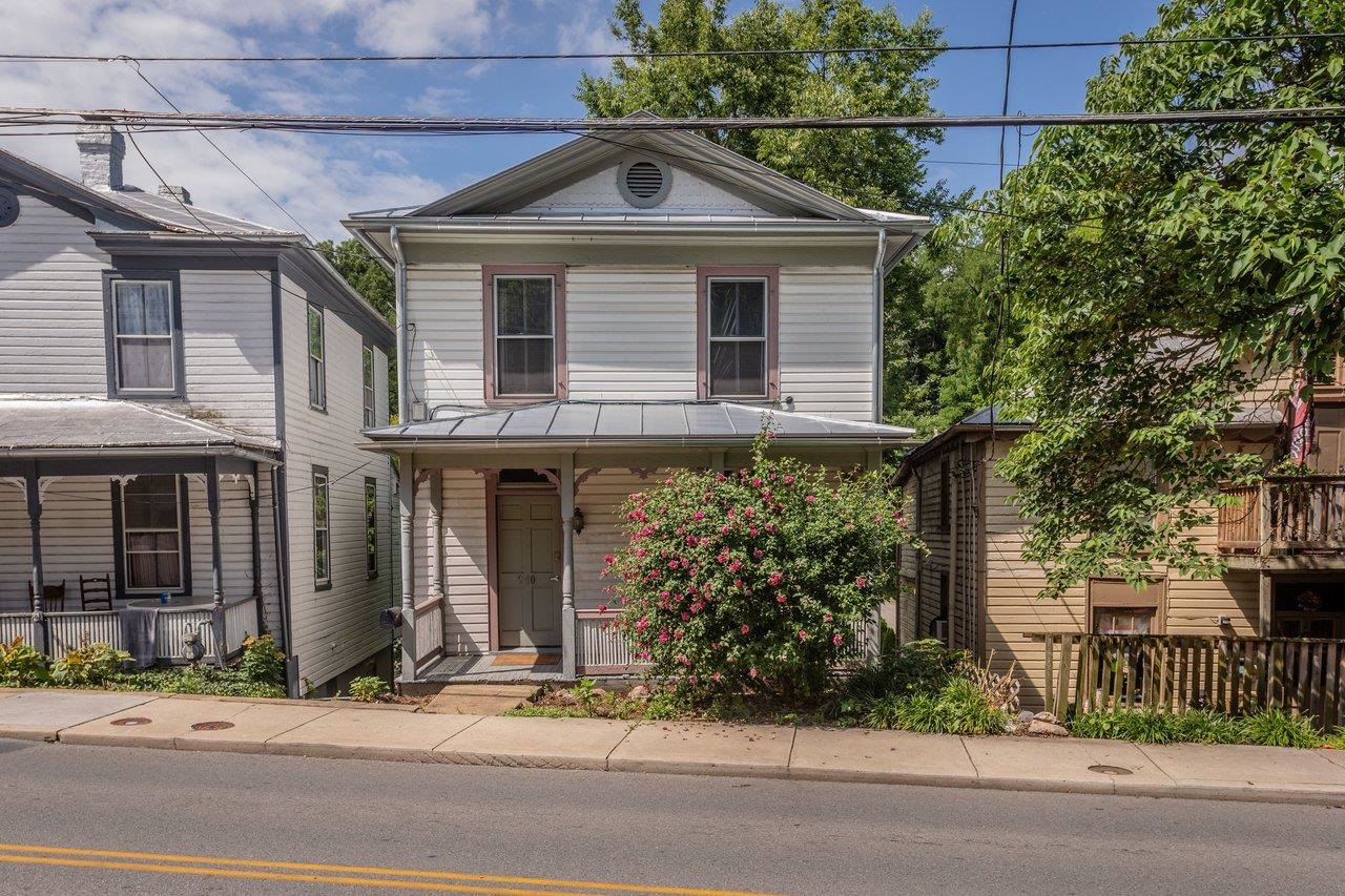 940 W BEVERLEY ST, STAUNTON, Virginia 24401, ,Residential,940 W BEVERLEY ST,679564 MLS # 679564