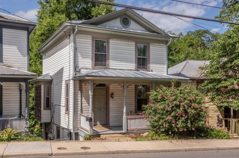 940 W BEVERLEY ST, STAUNTON, Virginia 24401, 4 Bedrooms Bedrooms, ,3 BathroomsBathrooms,Residential,940 W BEVERLEY ST,679563 MLS # 679563
