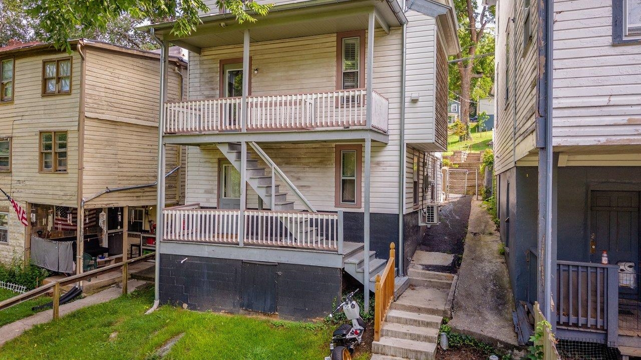 940 W BEVERLEY ST, STAUNTON, Virginia 24401, 4 Bedrooms Bedrooms, ,3 BathroomsBathrooms,Residential,940 W BEVERLEY ST,679563 MLS # 679563