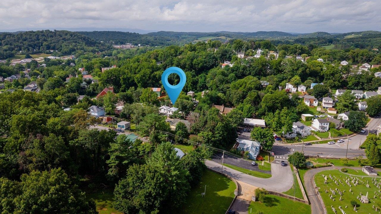 940 W BEVERLEY ST, STAUNTON, Virginia 24401, 4 Bedrooms Bedrooms, ,3 BathroomsBathrooms,Residential,940 W BEVERLEY ST,679563 MLS # 679563