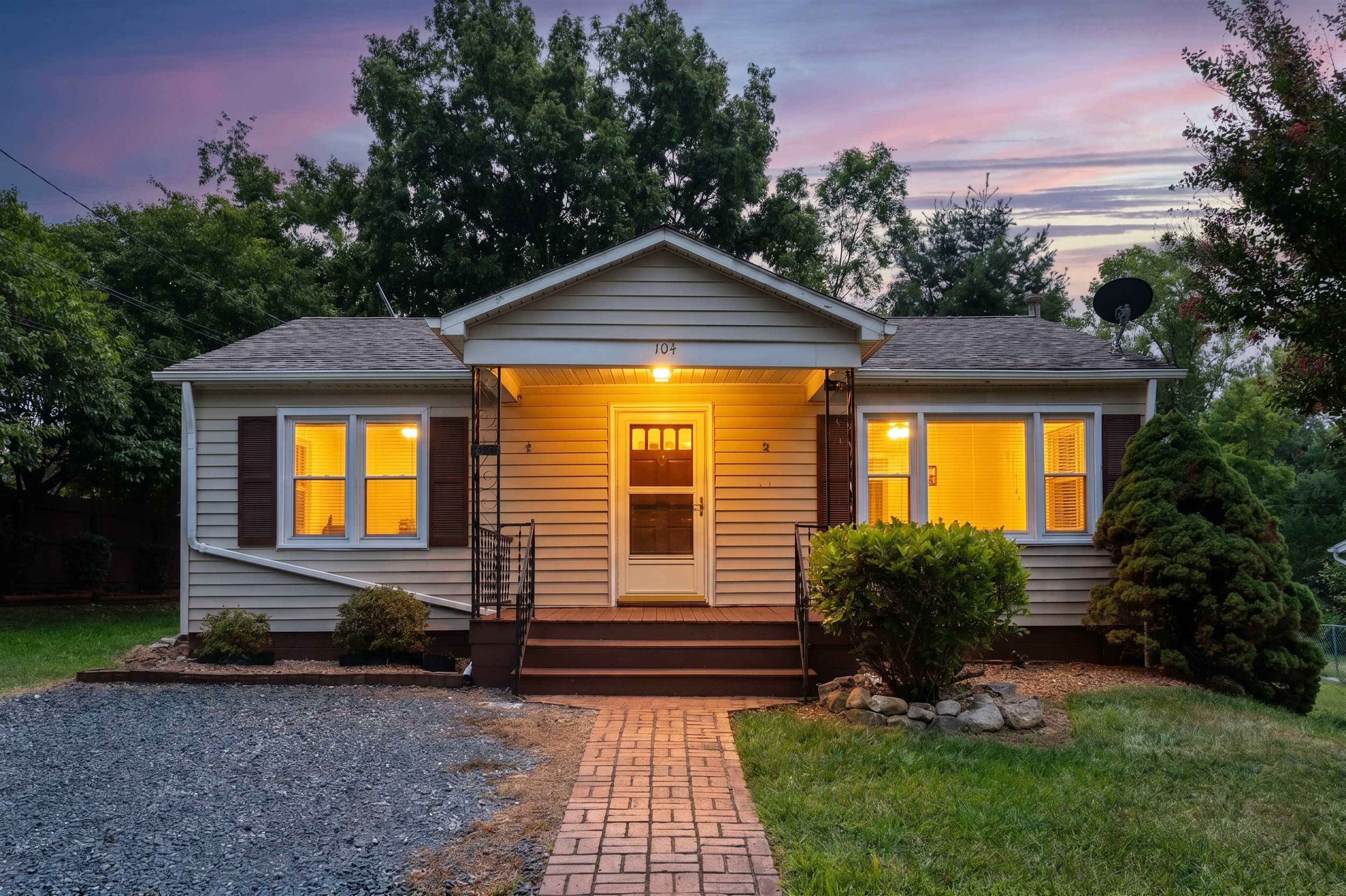 104 BAYLOR ST, STAUNTON, Virginia 24401, 2 Bedrooms Bedrooms, ,1 BathroomBathrooms,Residential,104 BAYLOR ST,681296 MLS # 681296 104 BAYLOR ST, STAUNTON, Virginia 24401, 2 Bedrooms Bedrooms, ,1 BathroomBathrooms,Residential,104 BAYLOR ST,681296 MLS # 681296