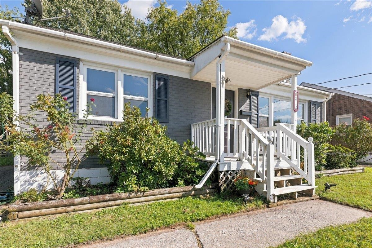 812 FLORENCE AVE, WAYNESBORO, Virginia 22980, 3 Bedrooms Bedrooms, ,1 BathroomBathrooms,Residential,812 FLORENCE AVE,681172 MLS # 681172 812 FLORENCE AVE, WAYNESBORO, Virginia 22980, 3 Bedrooms Bedrooms, ,1 BathroomBathrooms,Residential,812 FLORENCE AVE,681172 MLS # 681172