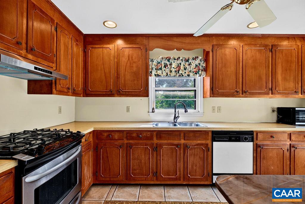 1200 RED PINE CT, CROZET, Virginia 22932, 3 Bedrooms Bedrooms, ,2 BathroomsBathrooms,Residential,1200 RED PINE CT,681335 MLS # 681335 1200 RED PINE CT, CROZET, Virginia 22932, 3 Bedrooms Bedrooms, ,2 BathroomsBathrooms,Residential,1200 RED PINE CT,681335 MLS # 681335