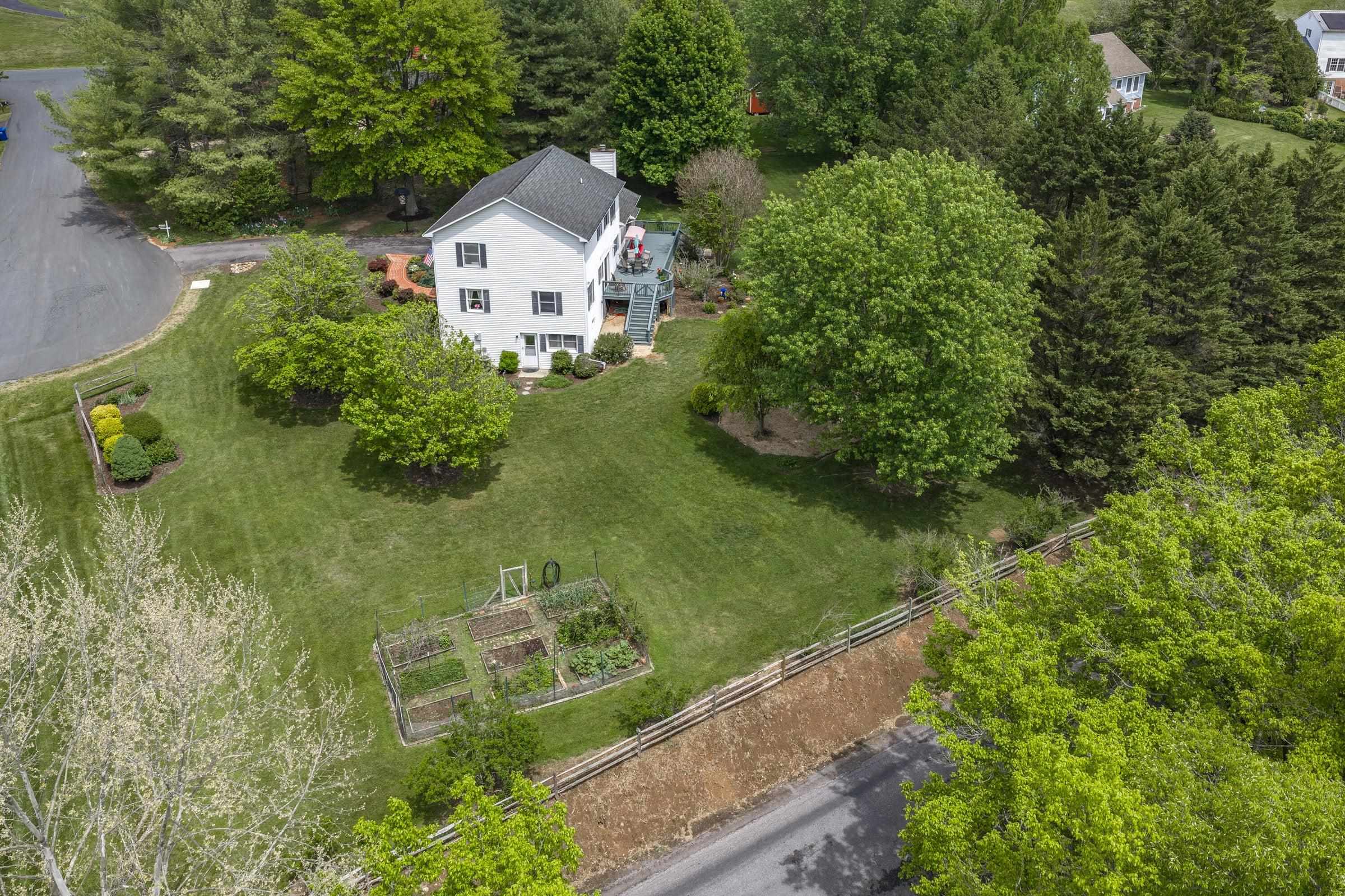 Expansive back yard. Expansive back yard.