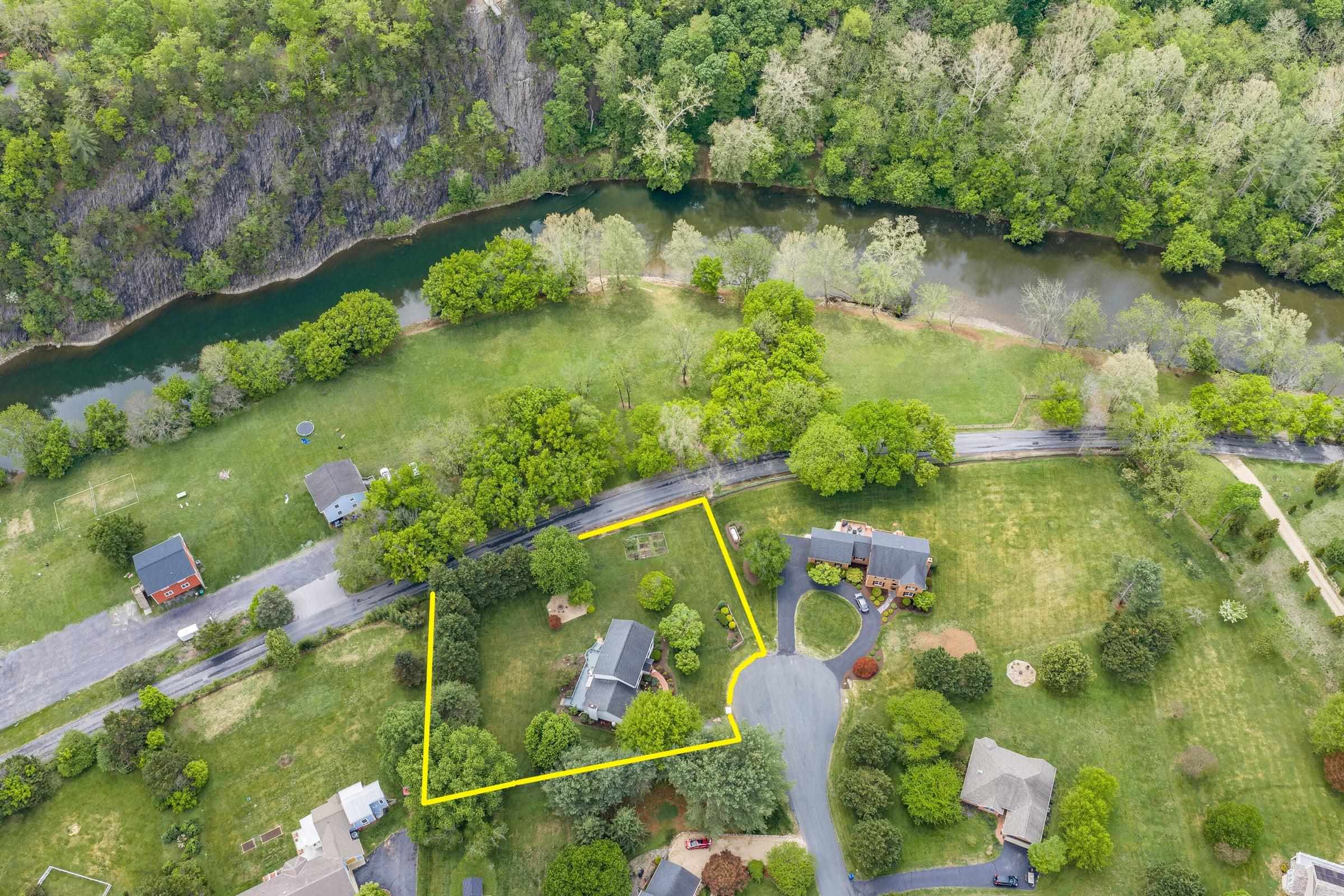Located in Maury Cliffs Subdivision, with community access to The Maury River. Located in Maury Cliffs Subdivision, with community access to The Maury River.