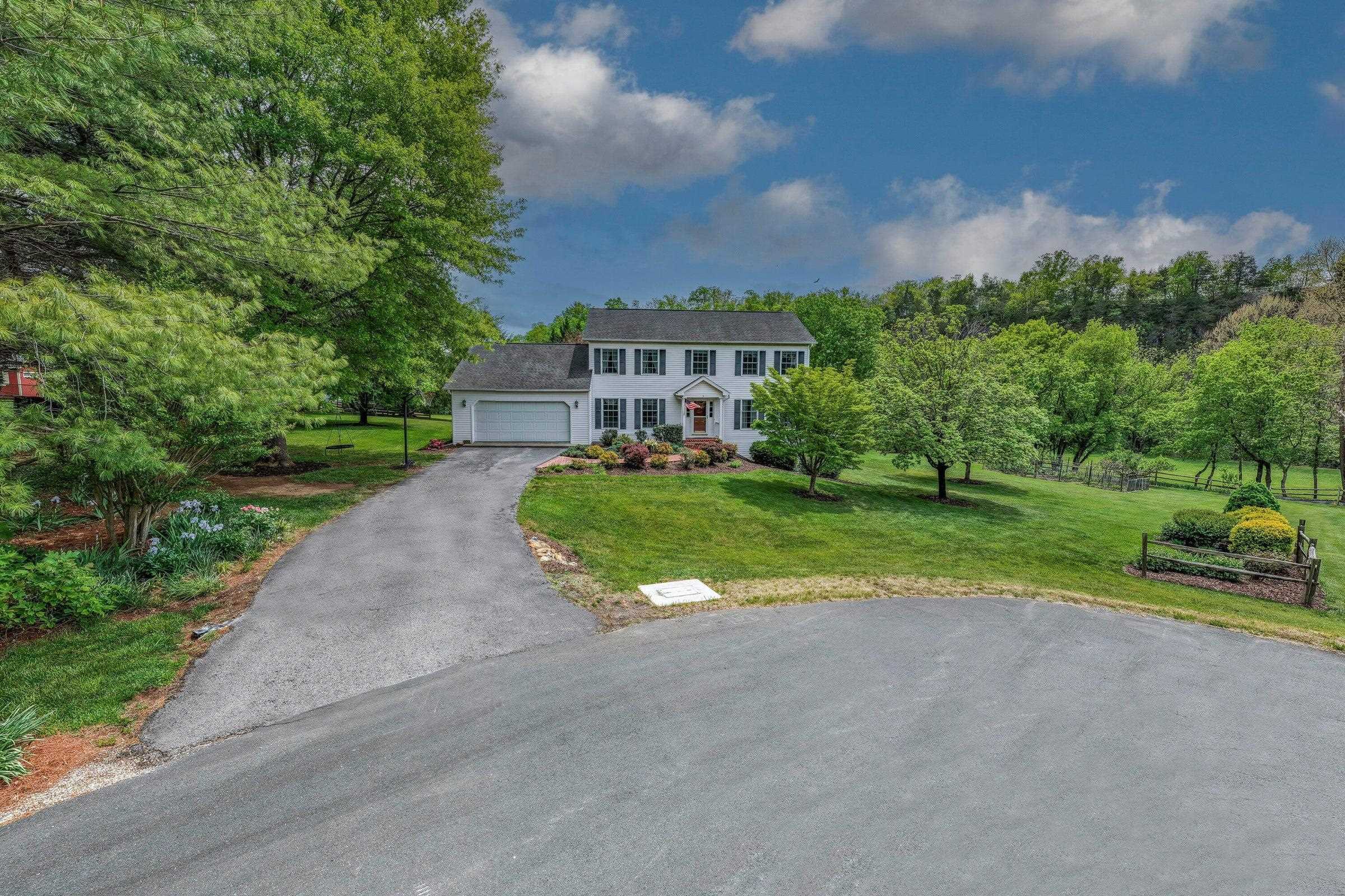 Minutes from historic downtown Lexington, VMI and Washington & Lee University. Minutes from historic downtown Lexington, VMI and Washington & Lee University.