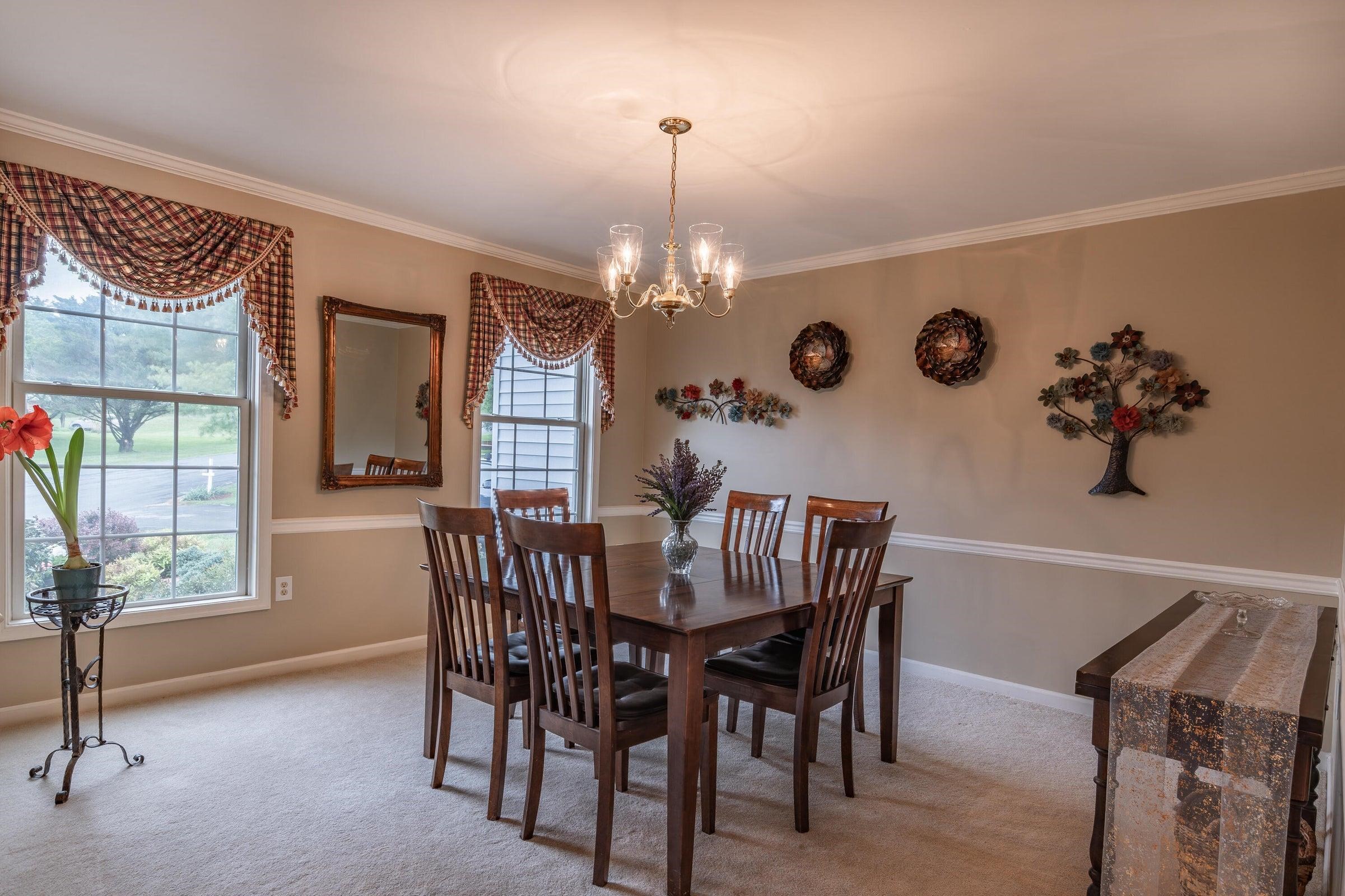 Attractive formal dining room. Attractive formal dining room.