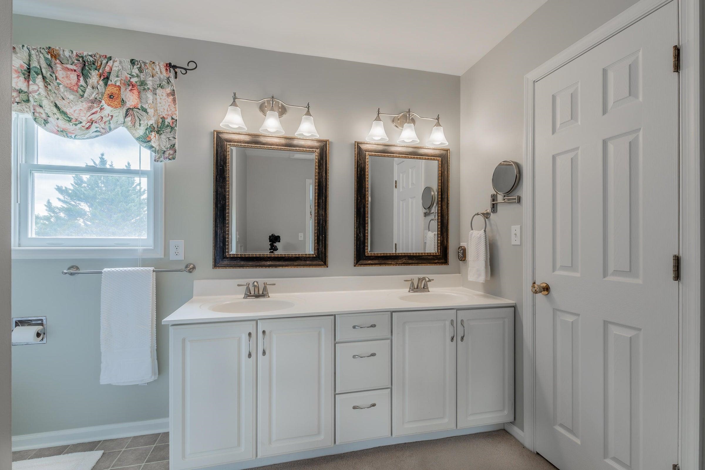 En suite bath to the Master Bedroom. En suite bath to the Master Bedroom.