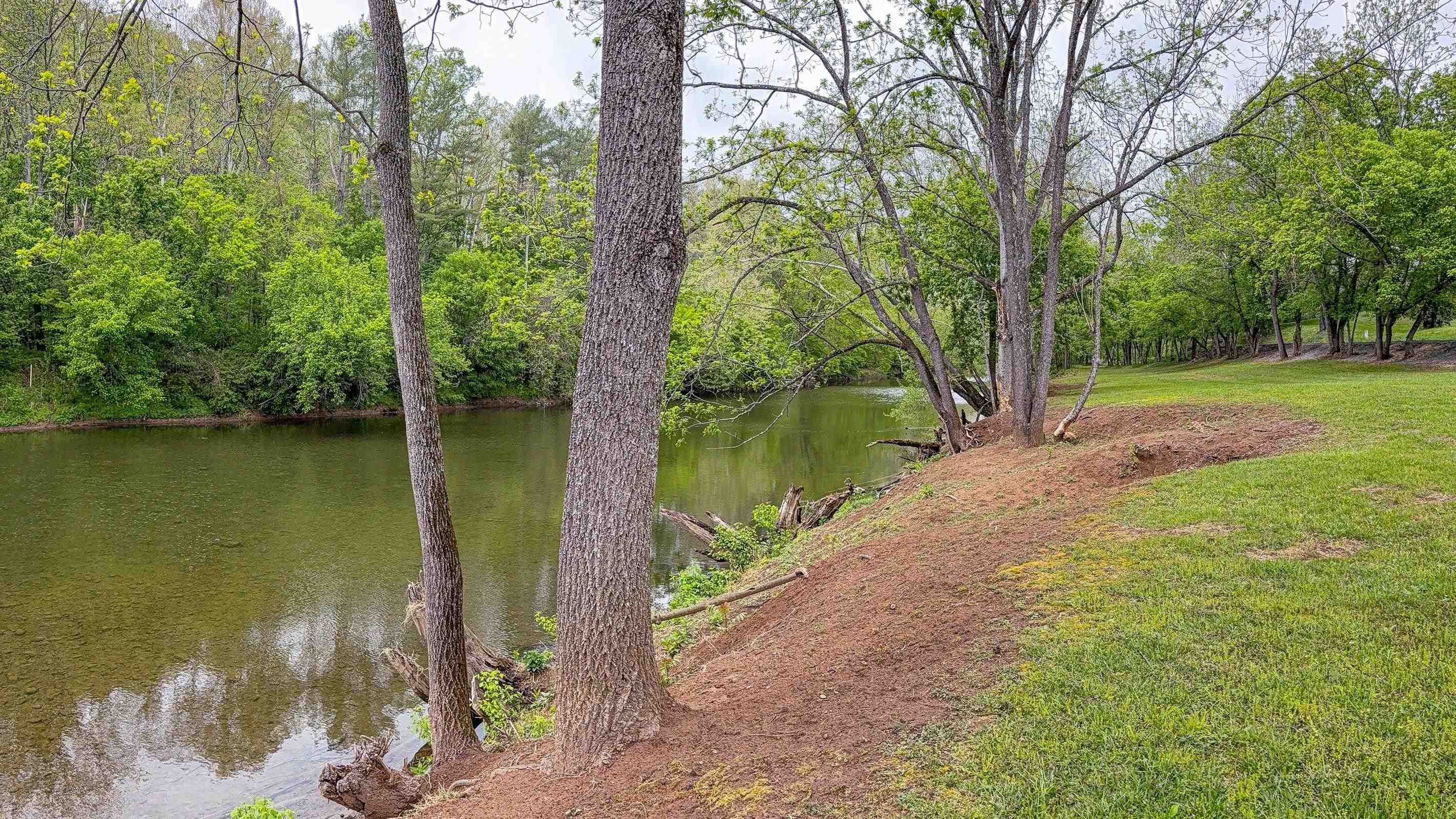 Enjoy community access to the Maury River. Enjoy community access to the Maury River.