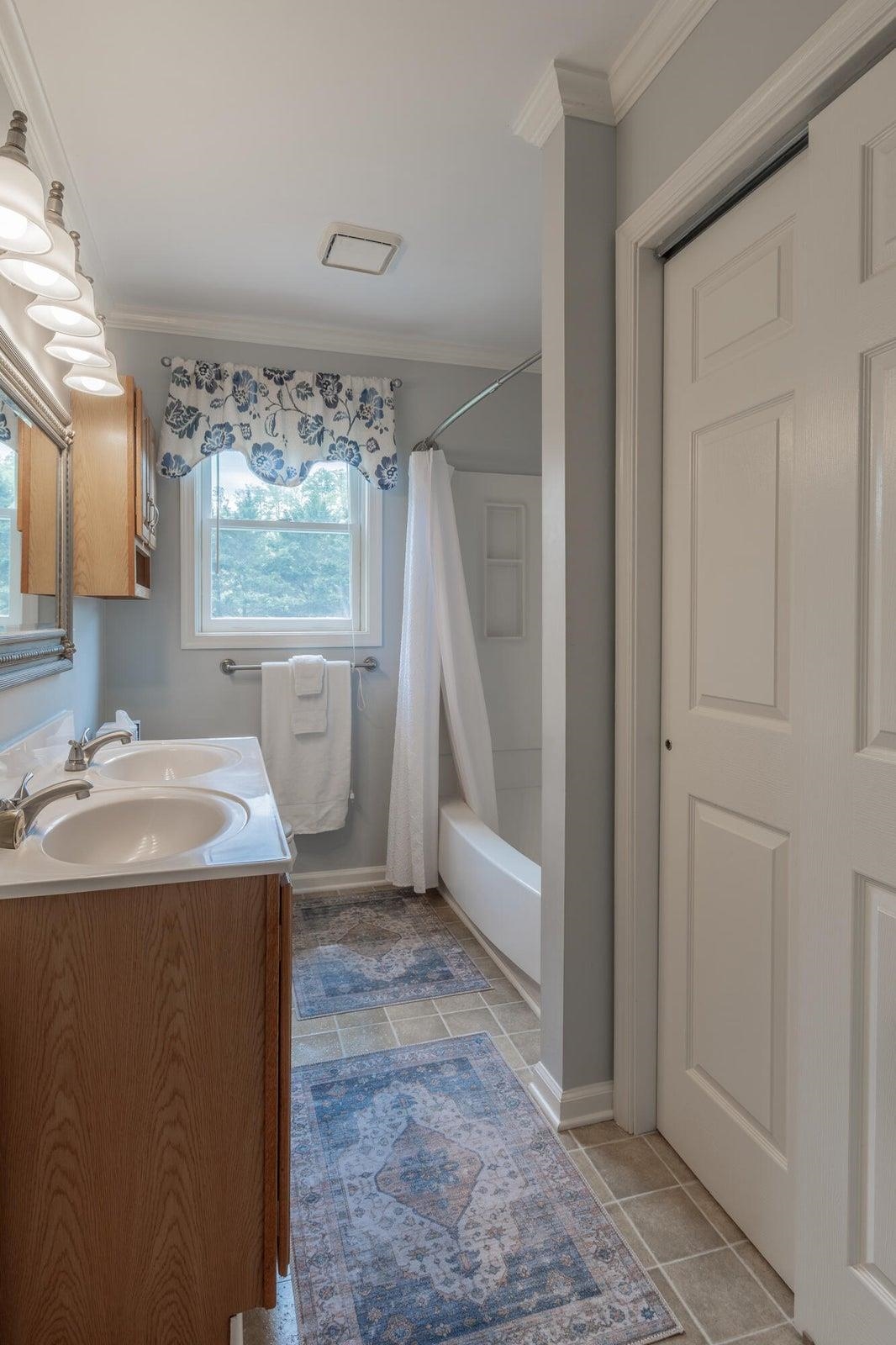Guest Bath on 2nd floor. Guest Bath on 2nd floor.