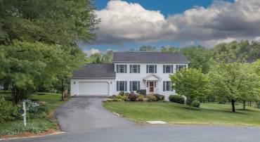 3 River Place sits on a quiet cul de sac in the desirable, family-friendly Maury Cliffs Subdivision.