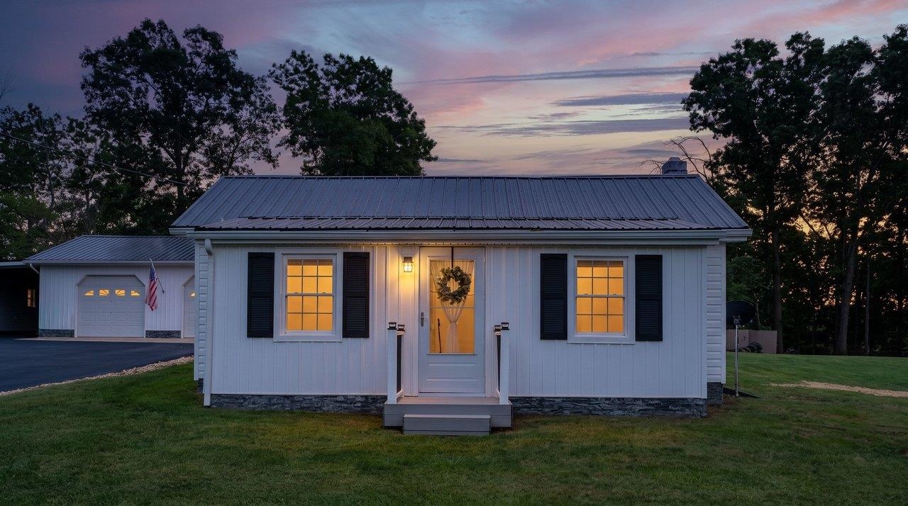 414 MASSANUTTEN AVE, SHENANDOAH, Virginia 22849, 2 Bedrooms Bedrooms, ,2 BathroomsBathrooms,Residential,414 MASSANUTTEN AVE,681464 MLS # 681464