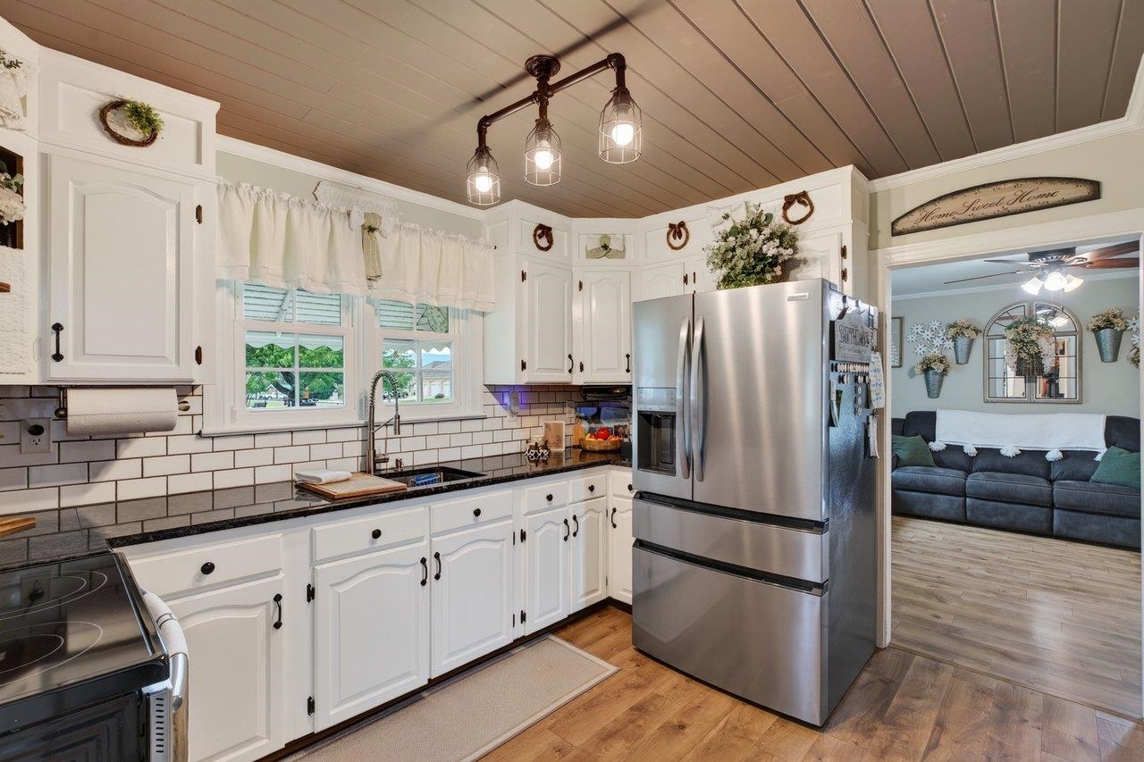 414 MASSANUTTEN AVE, SHENANDOAH, Virginia 22849, 2 Bedrooms Bedrooms, ,2 BathroomsBathrooms,Residential,414 MASSANUTTEN AVE,681464 MLS # 681464
