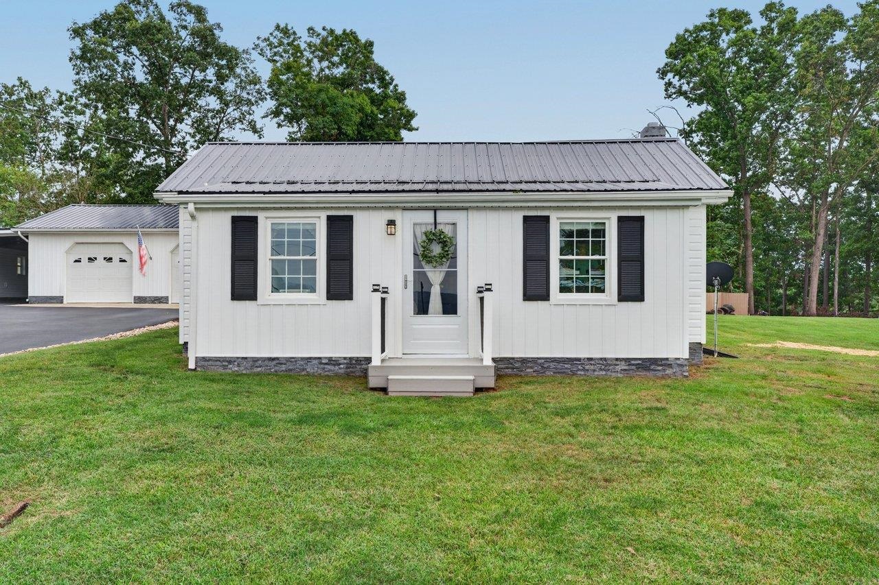 414 MASSANUTTEN AVE, SHENANDOAH, Virginia 22849, 2 Bedrooms Bedrooms, ,2 BathroomsBathrooms,Residential,414 MASSANUTTEN AVE,681464 MLS # 681464