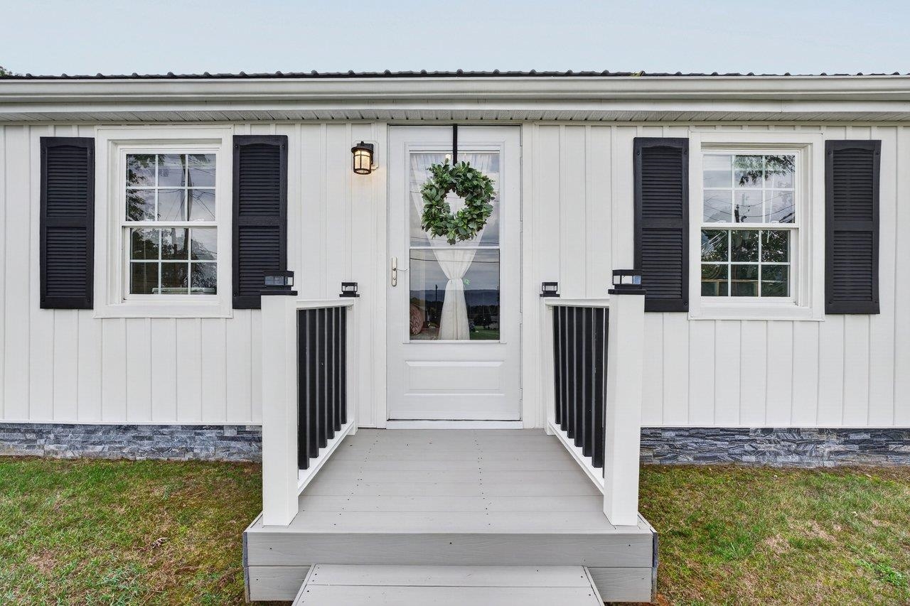 414 MASSANUTTEN AVE, SHENANDOAH, Virginia 22849, 2 Bedrooms Bedrooms, ,2 BathroomsBathrooms,Residential,414 MASSANUTTEN AVE,681464 MLS # 681464