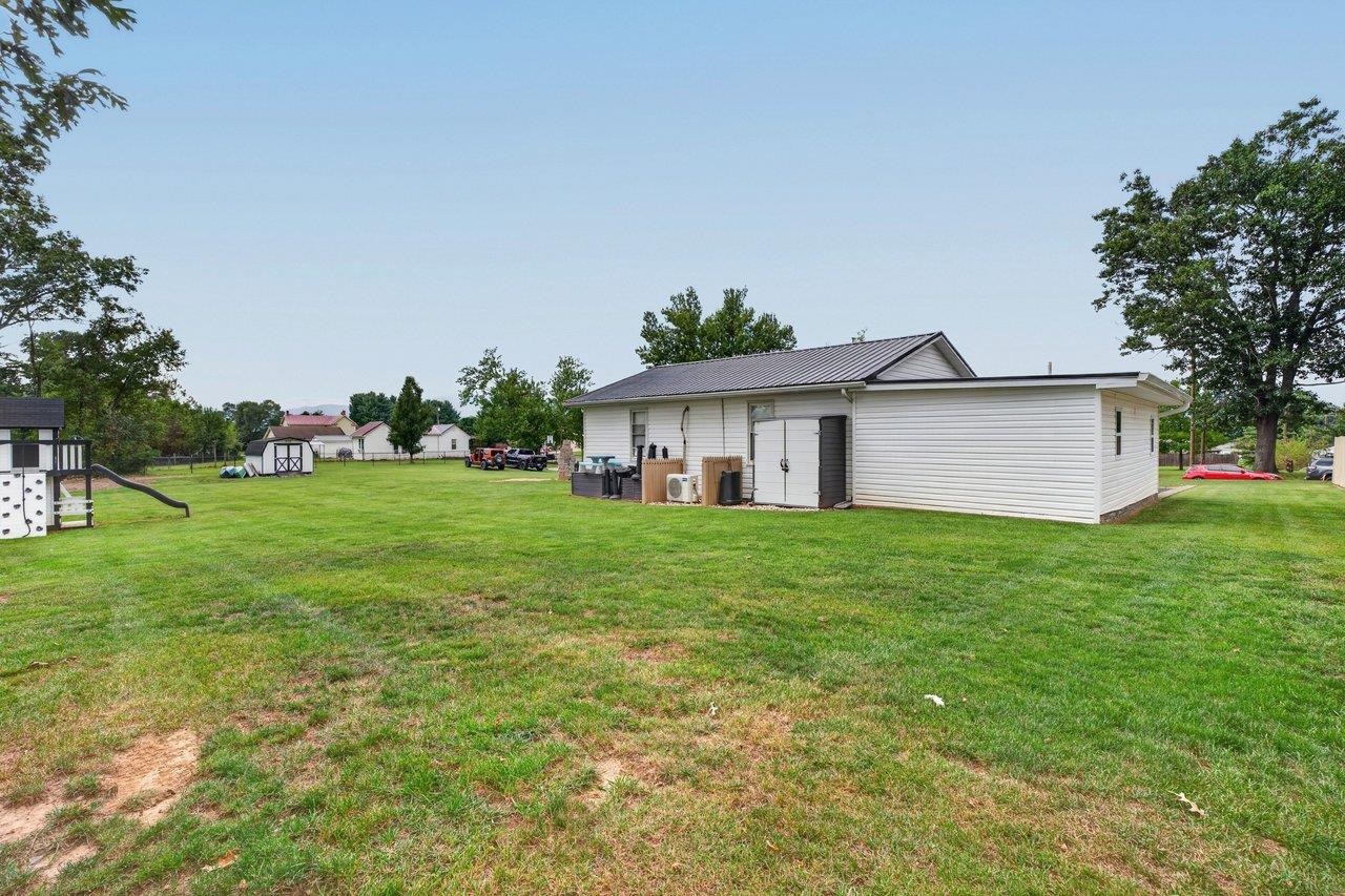 414 MASSANUTTEN AVE, SHENANDOAH, Virginia 22849, 2 Bedrooms Bedrooms, ,2 BathroomsBathrooms,Residential,414 MASSANUTTEN AVE,681464 MLS # 681464