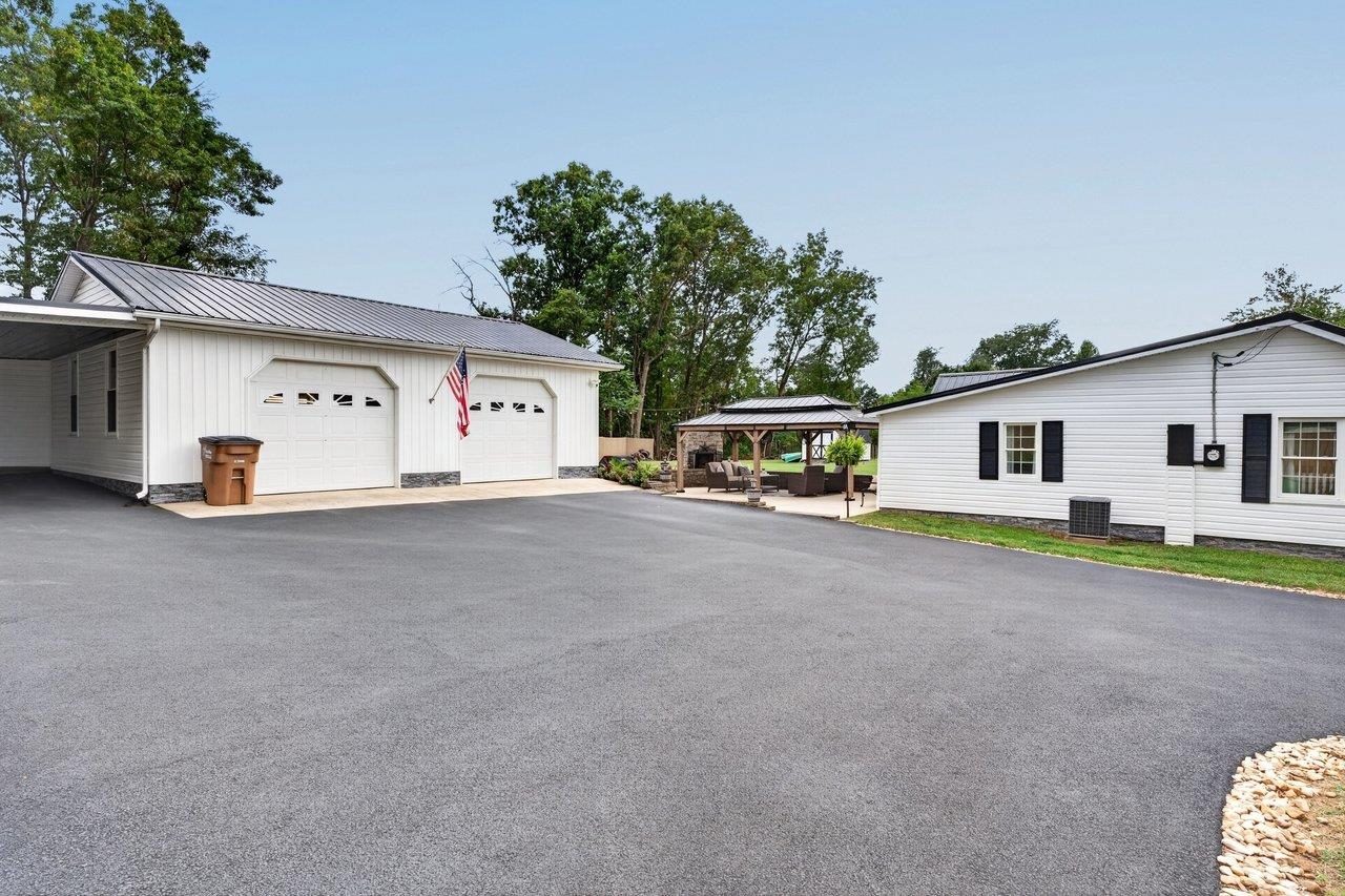 414 MASSANUTTEN AVE, SHENANDOAH, Virginia 22849, 2 Bedrooms Bedrooms, ,2 BathroomsBathrooms,Residential,414 MASSANUTTEN AVE,681464 MLS # 681464