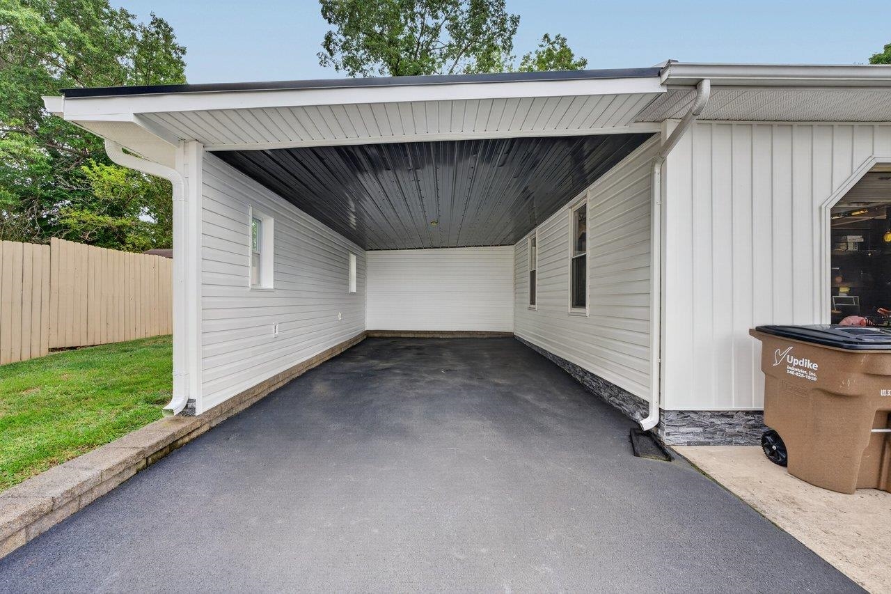 414 MASSANUTTEN AVE, SHENANDOAH, Virginia 22849, 2 Bedrooms Bedrooms, ,2 BathroomsBathrooms,Residential,414 MASSANUTTEN AVE,681464 MLS # 681464