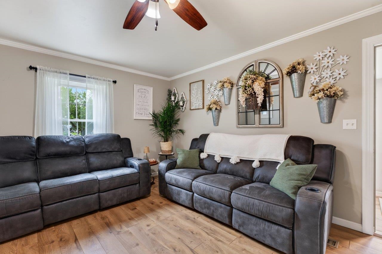 414 MASSANUTTEN AVE, SHENANDOAH, Virginia 22849, 2 Bedrooms Bedrooms, ,2 BathroomsBathrooms,Residential,414 MASSANUTTEN AVE,681464 MLS # 681464