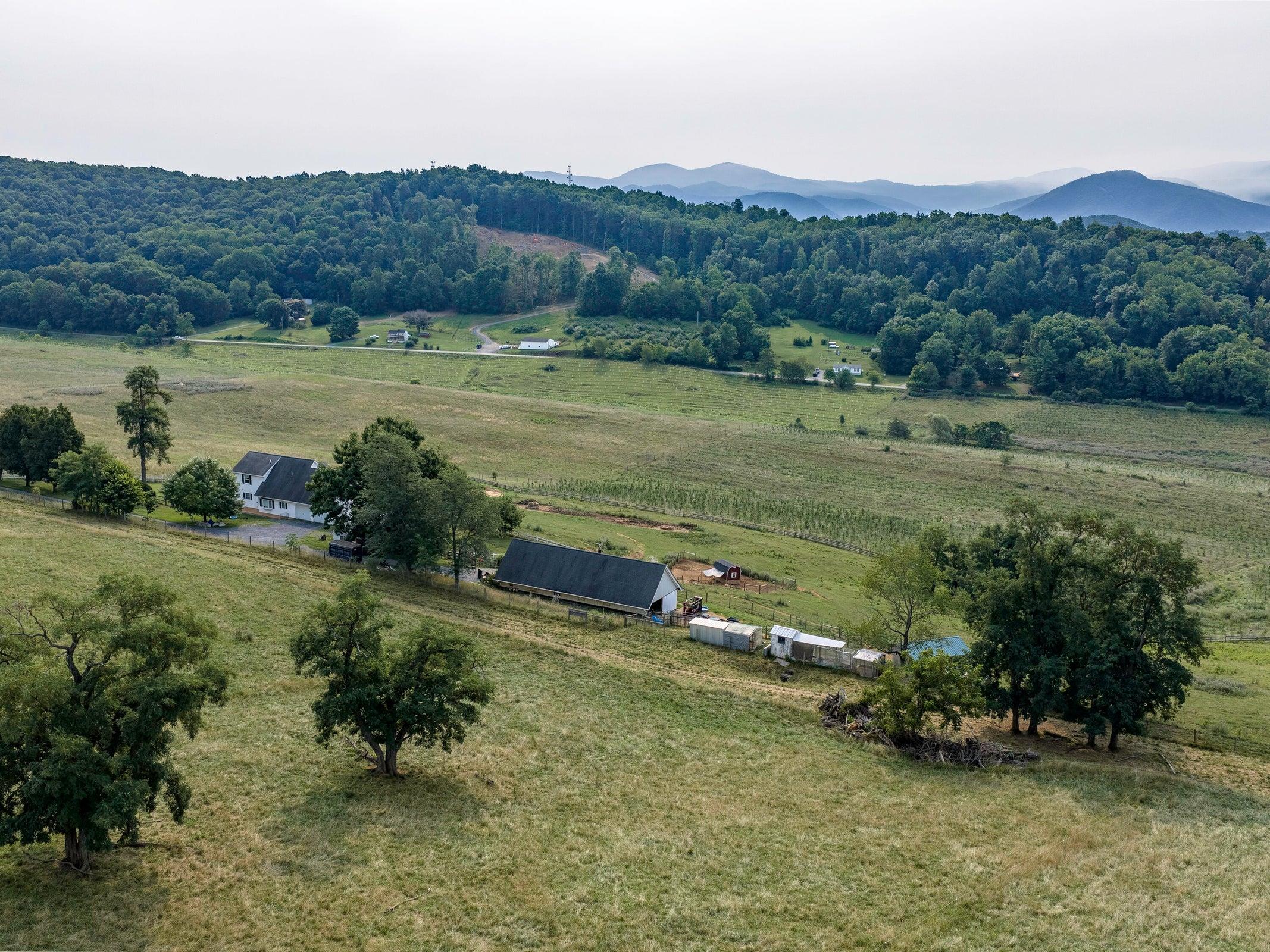 View from behind the property, over-looking the farm and seeing the Blue Ridge Mtns. View from behind the property, over-looking the farm and seeing the Blue Ridge Mtns.