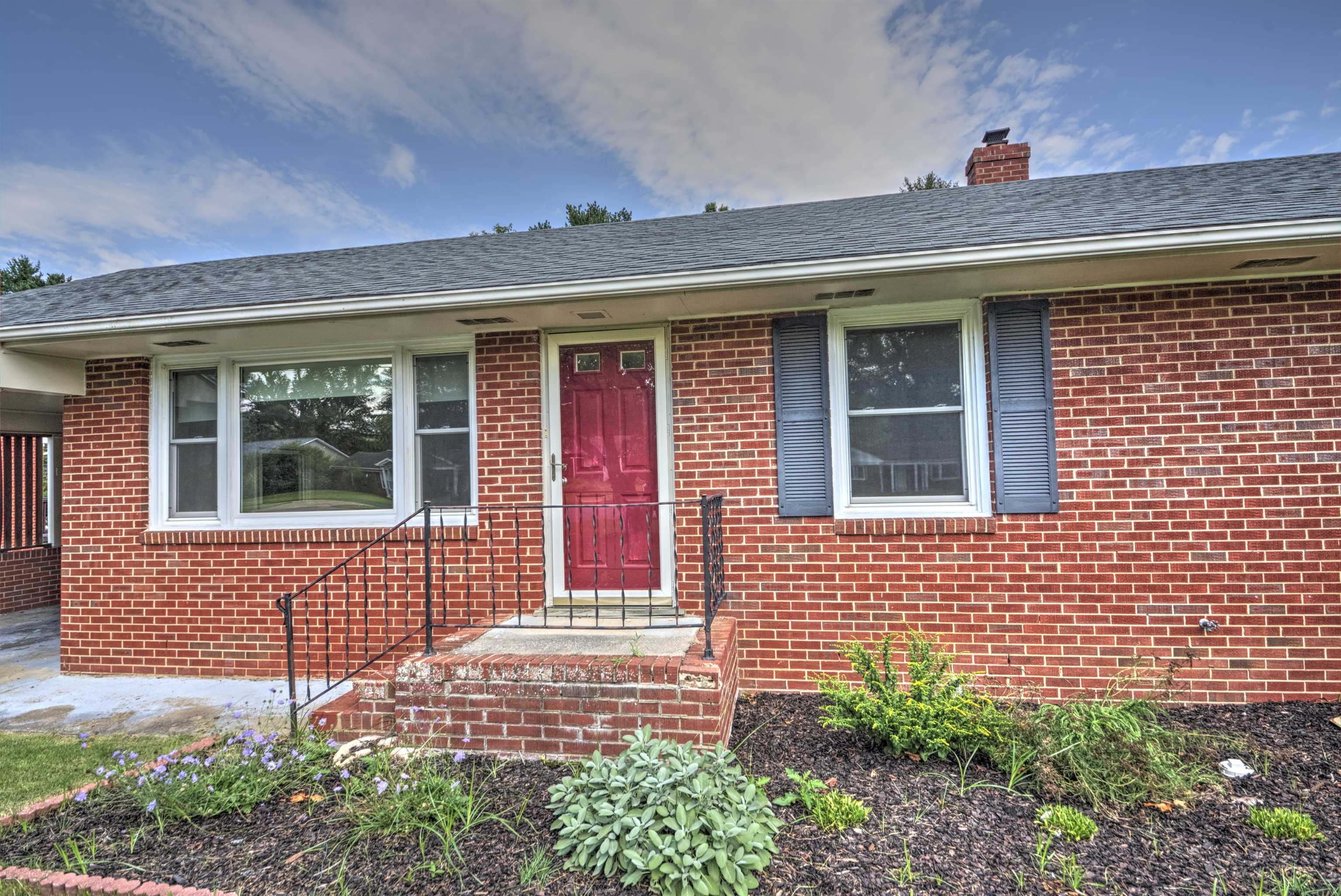 1061 JEFFERSON AVE, WAYNESBORO, Virginia 22980, 4 Bedrooms Bedrooms, ,1 BathroomBathrooms,Residential,1061 JEFFERSON AVE,681508 MLS # 681508 1061 JEFFERSON AVE, WAYNESBORO, Virginia 22980, 4 Bedrooms Bedrooms, ,1 BathroomBathrooms,Residential,1061 JEFFERSON AVE,681508 MLS # 681508