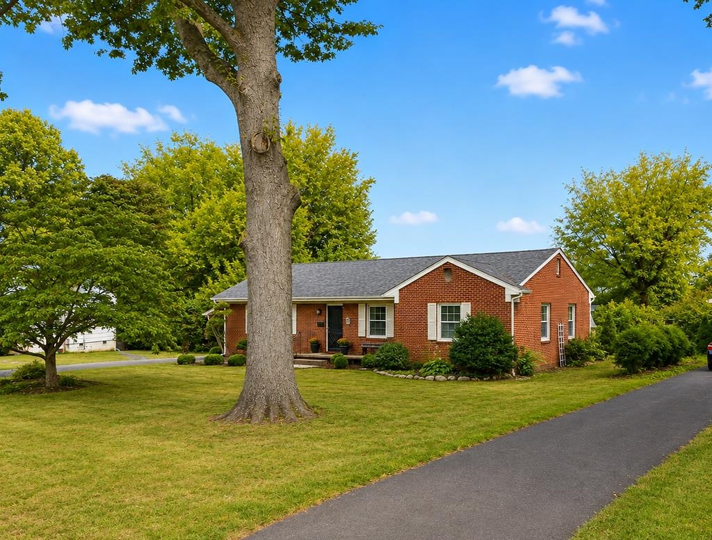 219 ROBIN RD, WAYNESBORO, Virginia 22980, 3 Bedrooms Bedrooms, ,1 BathroomBathrooms,Residential,219 ROBIN RD,681509 MLS # 681509 219 ROBIN RD, WAYNESBORO, Virginia 22980, 3 Bedrooms Bedrooms, ,1 BathroomBathrooms,Residential,219 ROBIN RD,681509 MLS # 681509