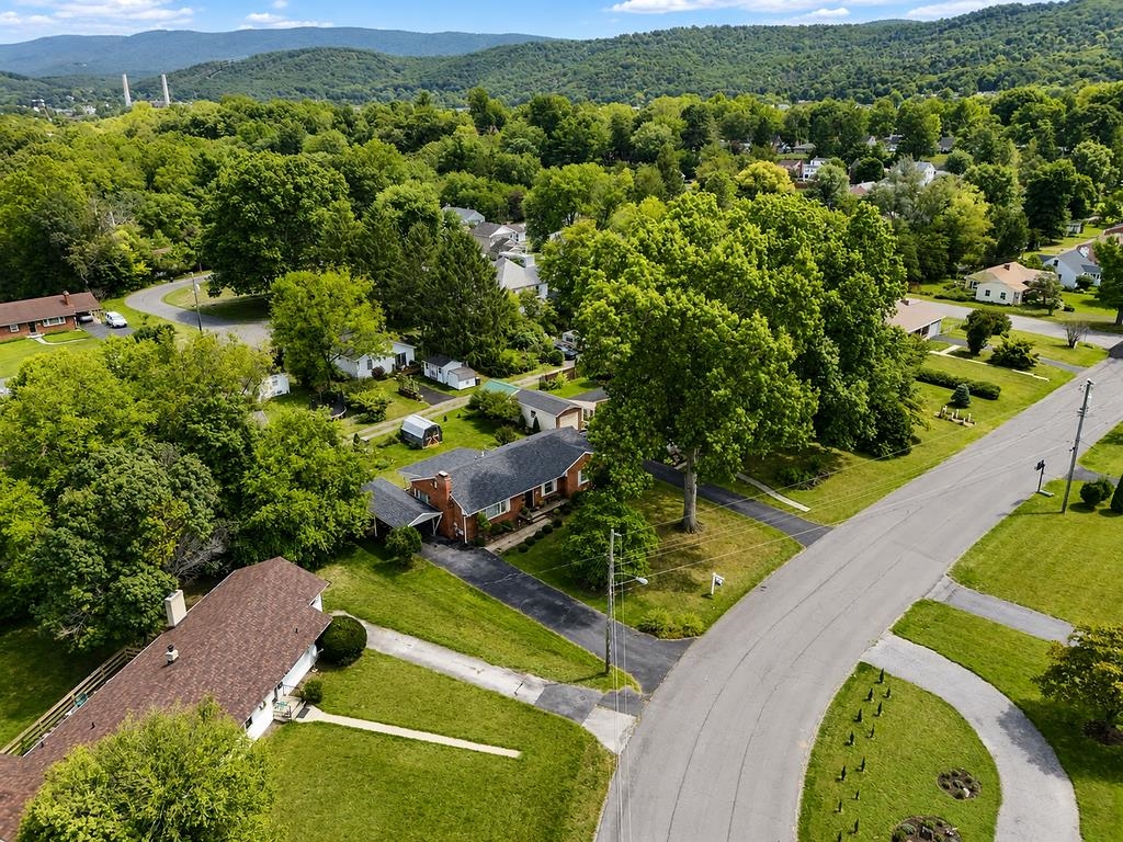 219 ROBIN RD, WAYNESBORO, Virginia 22980, 3 Bedrooms Bedrooms, ,1 BathroomBathrooms,Residential,219 ROBIN RD,681509 MLS # 681509 219 ROBIN RD, WAYNESBORO, Virginia 22980, 3 Bedrooms Bedrooms, ,1 BathroomBathrooms,Residential,219 ROBIN RD,681509 MLS # 681509