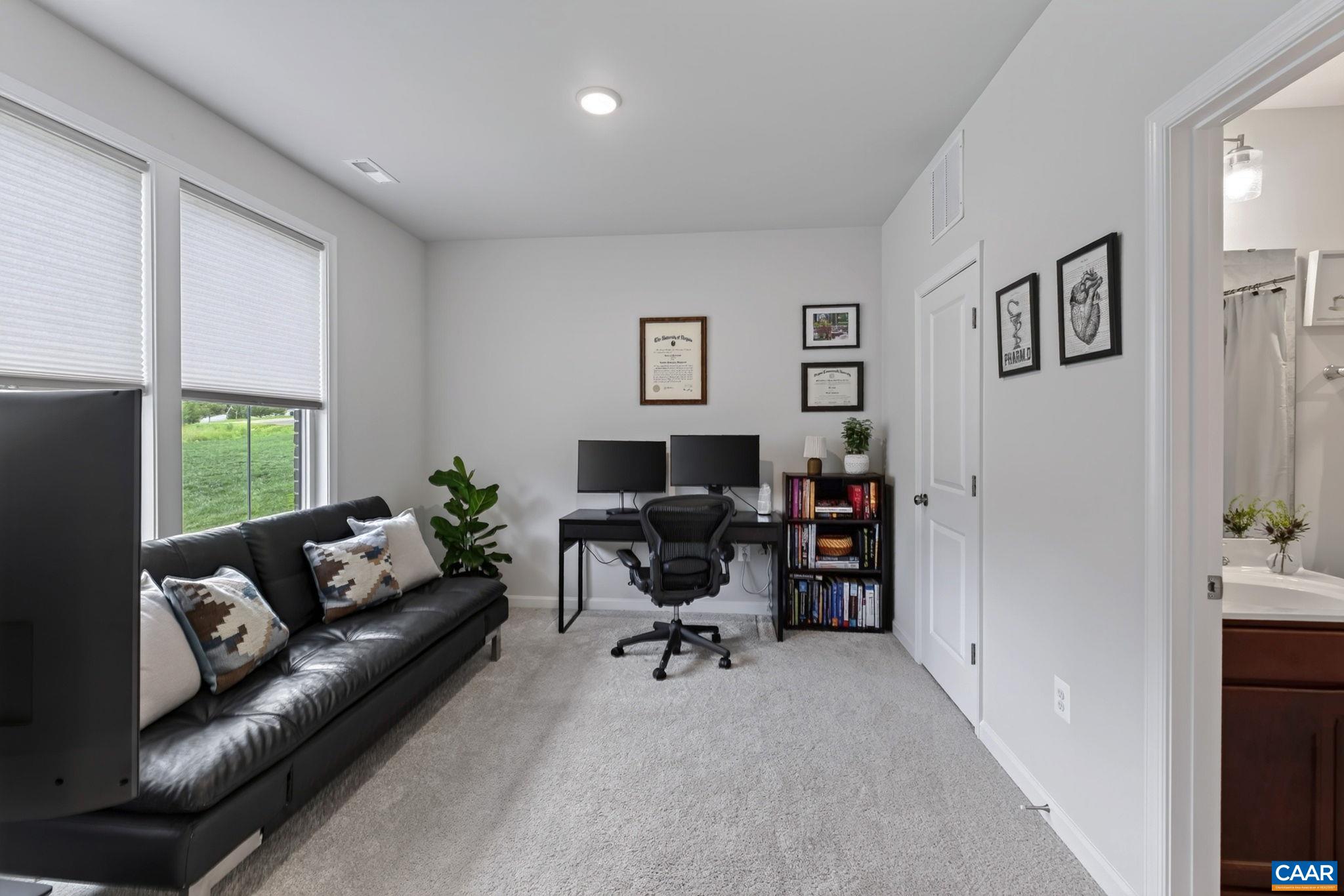 Adjoining full bath makes this an ideal guest suite Adjoining full bath makes this an ideal guest suite