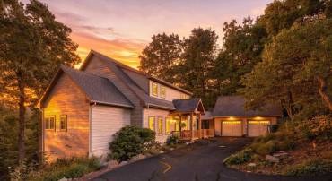 Beautiful 5 bedroom 5 1/2 bath Lindal Cedar home of over 4800 finished square footage