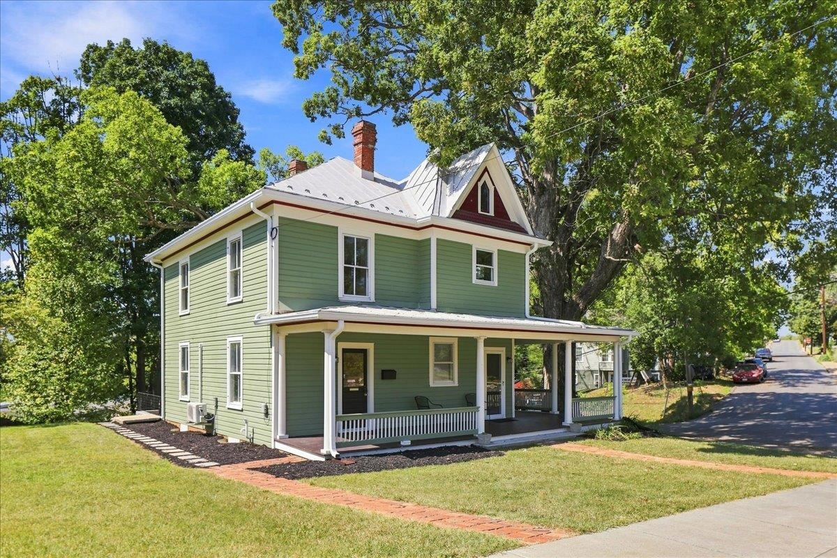 944 SUDBURY ST, STAUNTON, Virginia 24401, 4 Bedrooms Bedrooms, ,3 BathroomsBathrooms,Residential,From downtown on Beverly, left on Montgomery Ave. ,944 SUDBURY ST,681617 MLS # 681617 944 SUDBURY ST, STAUNTON, Virginia 24401, 4 Bedrooms Bedrooms, ,3 BathroomsBathrooms,Residential,From downtown on Beverly, left on Montgomery Ave. ,944 SUDBURY ST,681617 MLS # 681617